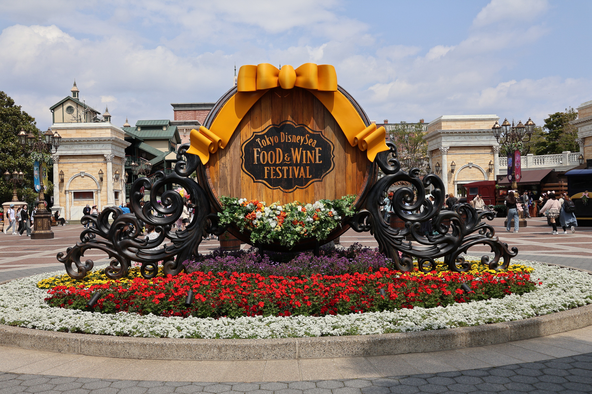 ワイン樽をイメージするモニュメントも迫力満点！　雰囲気もばっちりでドリンクが進む