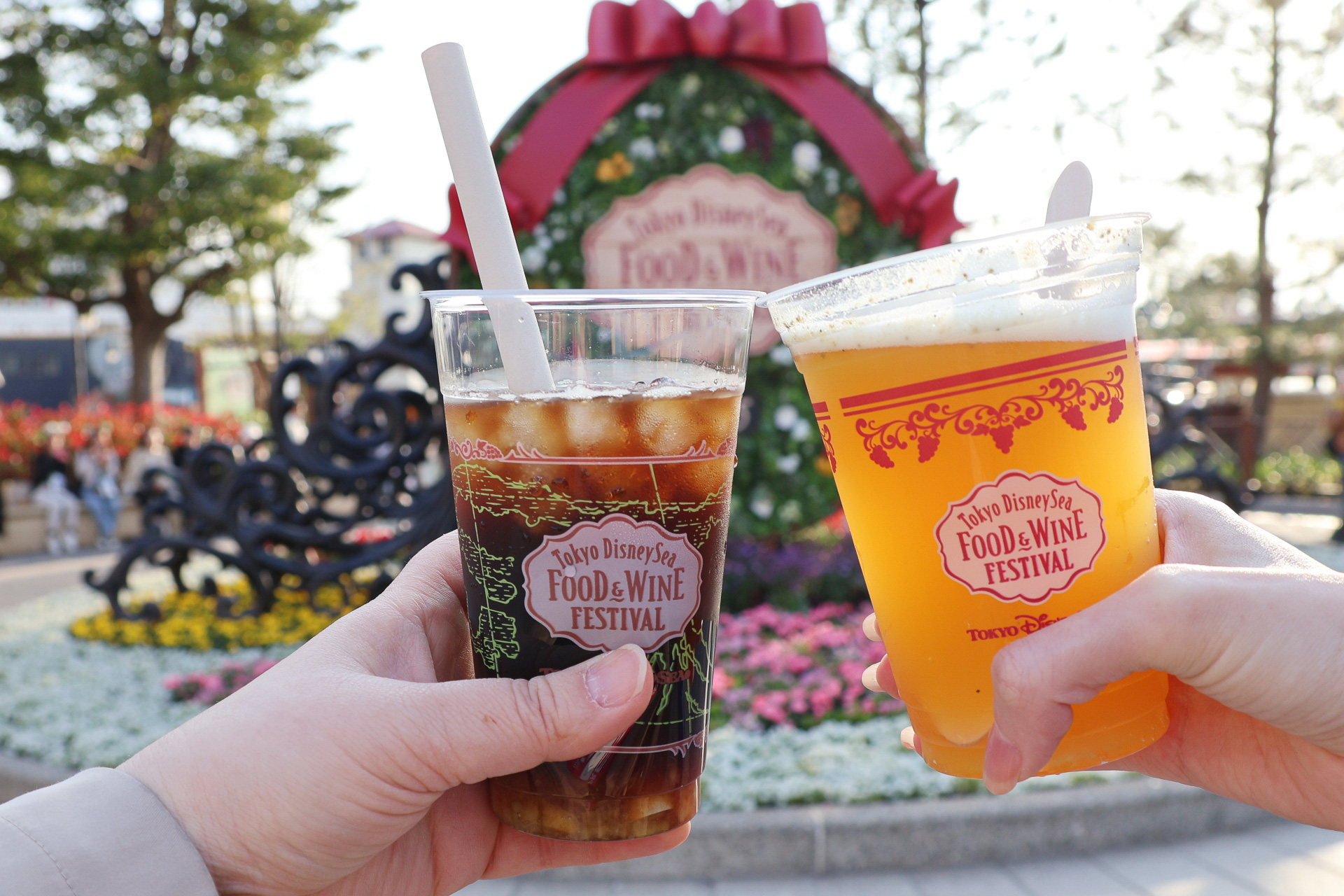 ワイン樽をイメージするモニュメントも迫力満点！　雰囲気もばっちりでドリンクが進む