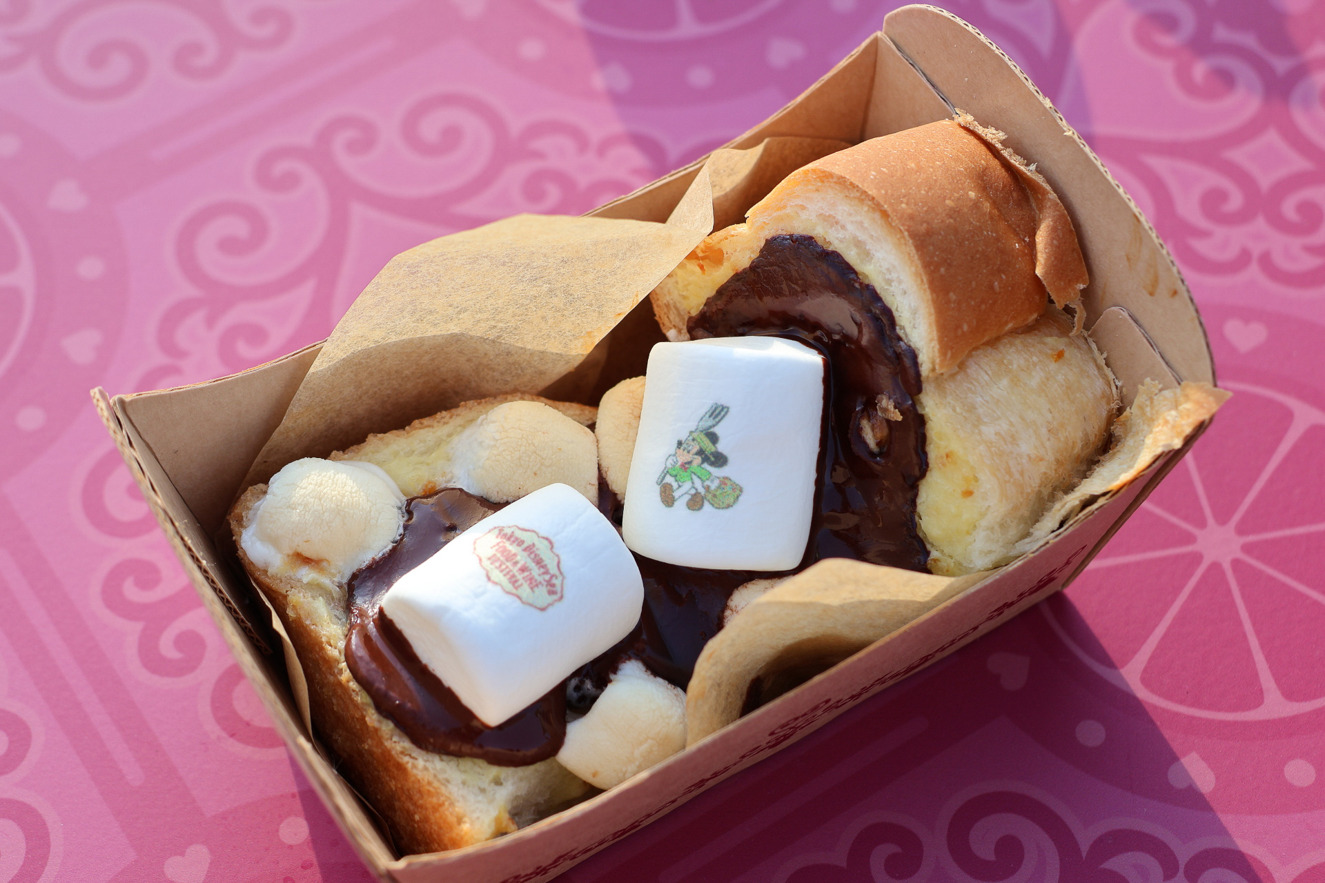 「オレンジミルクのスモア仕立て、ナッツ添え（ダブルソフト使用）」（700円）は、ダブルソフトのふわふわ食感が高級デザートのような味わいに（販売：ドックサイドダイナー）