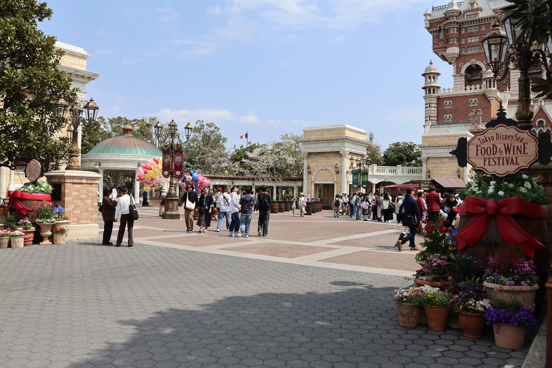 メイン会場となるウォーターフロント・パーク周辺はプラントやフラッグで華やかにデコレーションしている