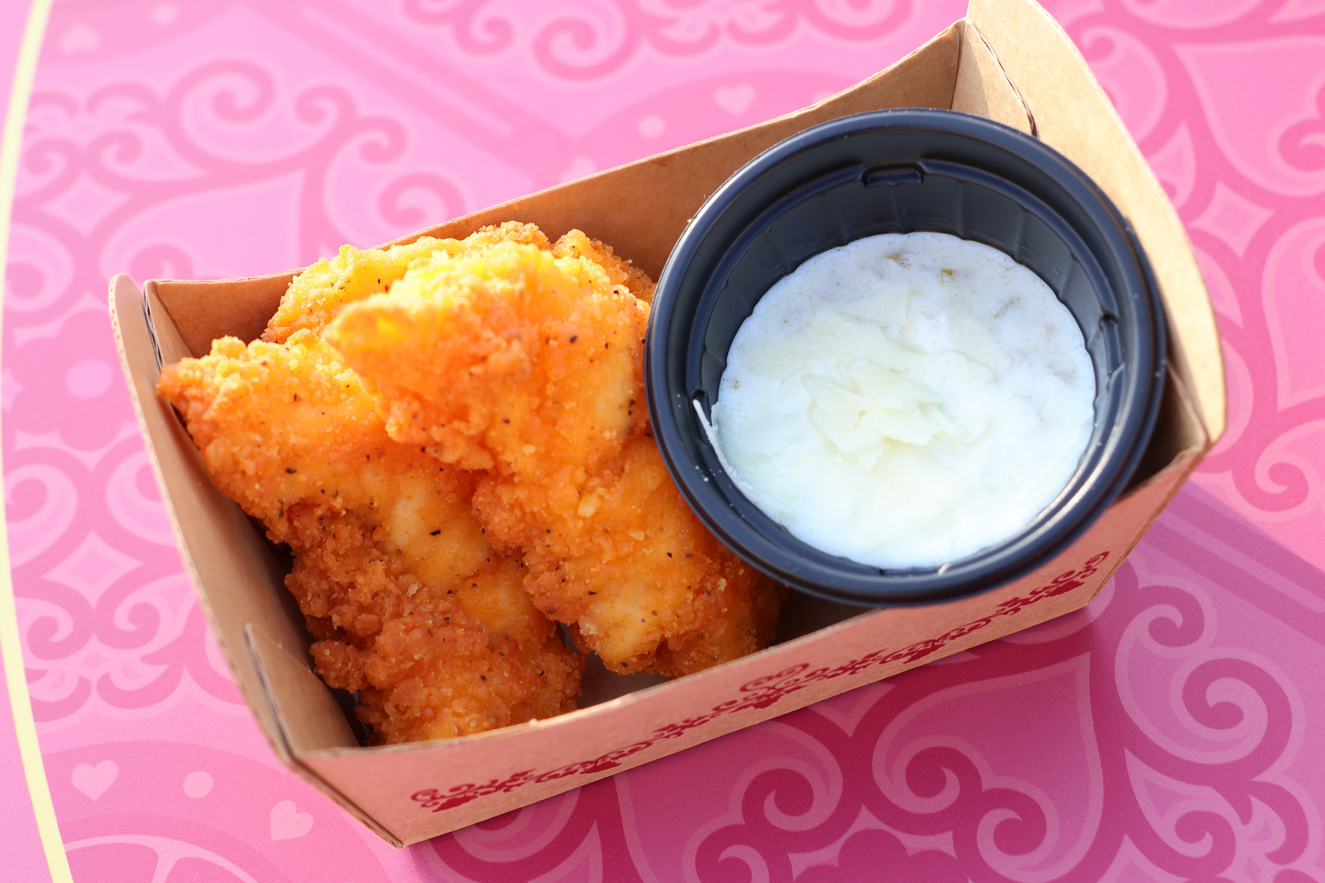 「チキンテンダー、ヨーグルト＆オリーヴディップ（明治ブルガリアヨーグルト使用）」（650円）は、明治ブルガリアヨーグルトとオリーブのさわやかなディップ付きチキンテンダー（販売：ザンビーニ・ブラザーズ・リストランテ）