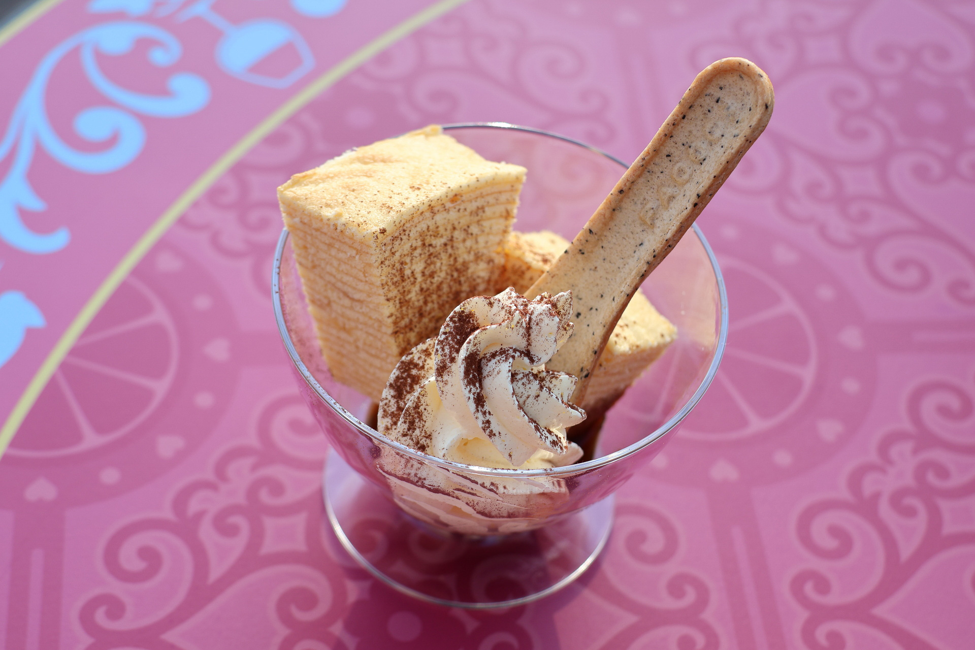 「バウムクーヘンのティラミス仕立て（ユーハイムバウム使用）」（750円）は、しっとりしたユーハイムバウムにほろにがのエスプレッソをディップ。スプーンはアップサイクルの食べられるスプーン（販売：ゴンドリエ・スナック）