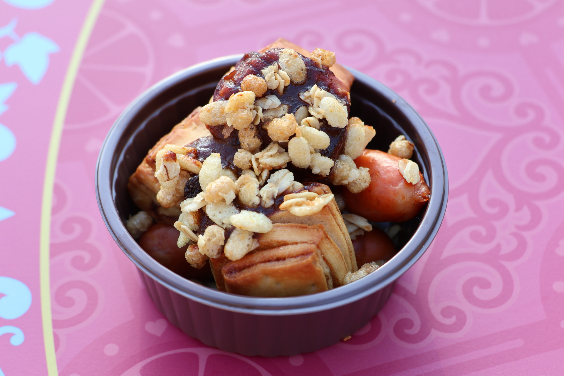 「スパイシーソーセージ＆ブレッドカップ（フルグラ使用）」（700円）は、ビールにぴったりの一品。ピリ辛のソーセージとシナモン風味のパン、ザクザク食感のフルグラでいろいろな食感が楽しめる（販売：ハドソンリバー・ハーベスト）」