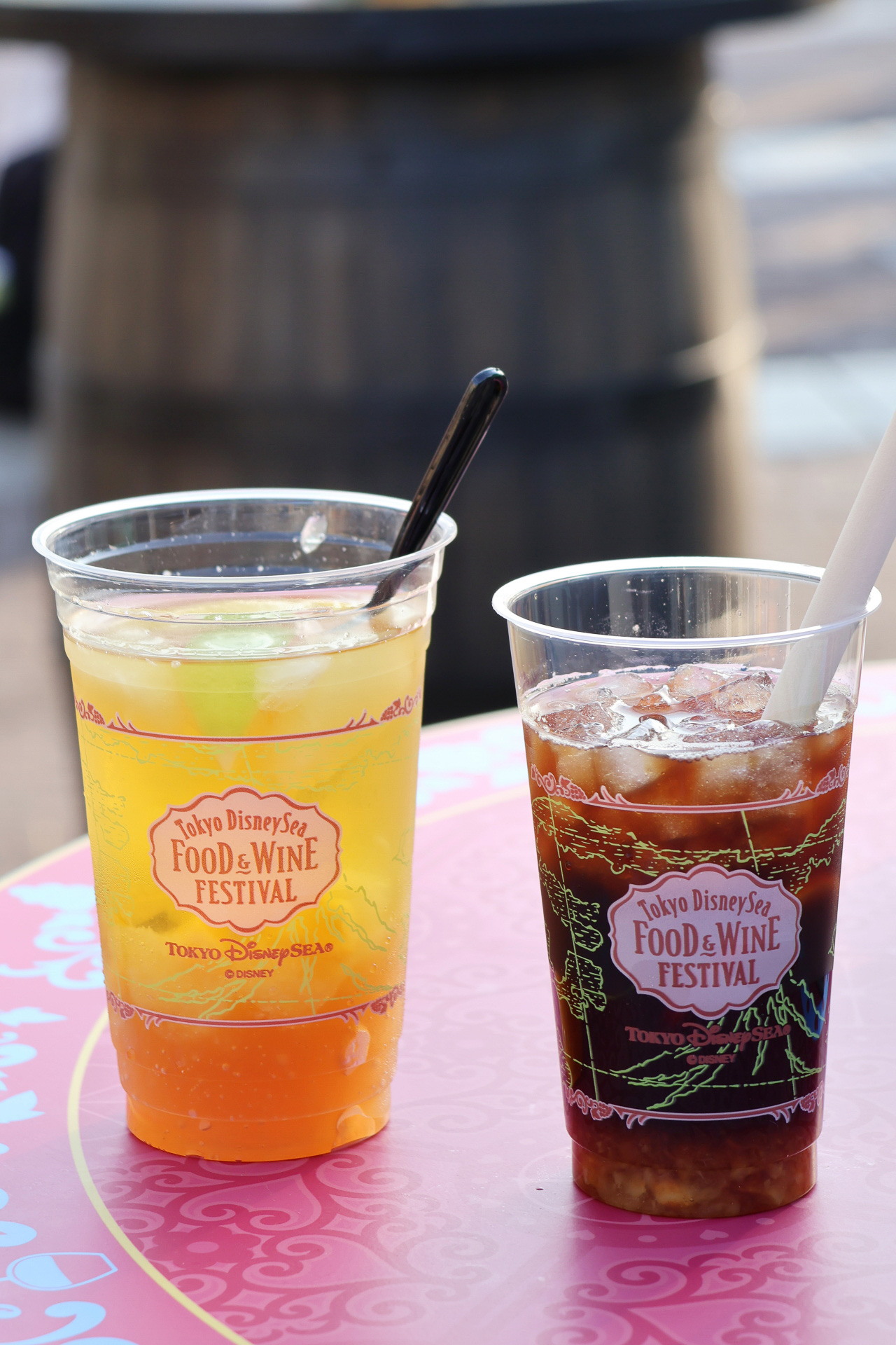 「レモンとピーチのフルーツアイスティー（キリン 午後の紅茶 レモンティー使用）」（左、800円）と「アイスレモンコーヒー（UCCゴールドスペシャル使用）」（右、700円）