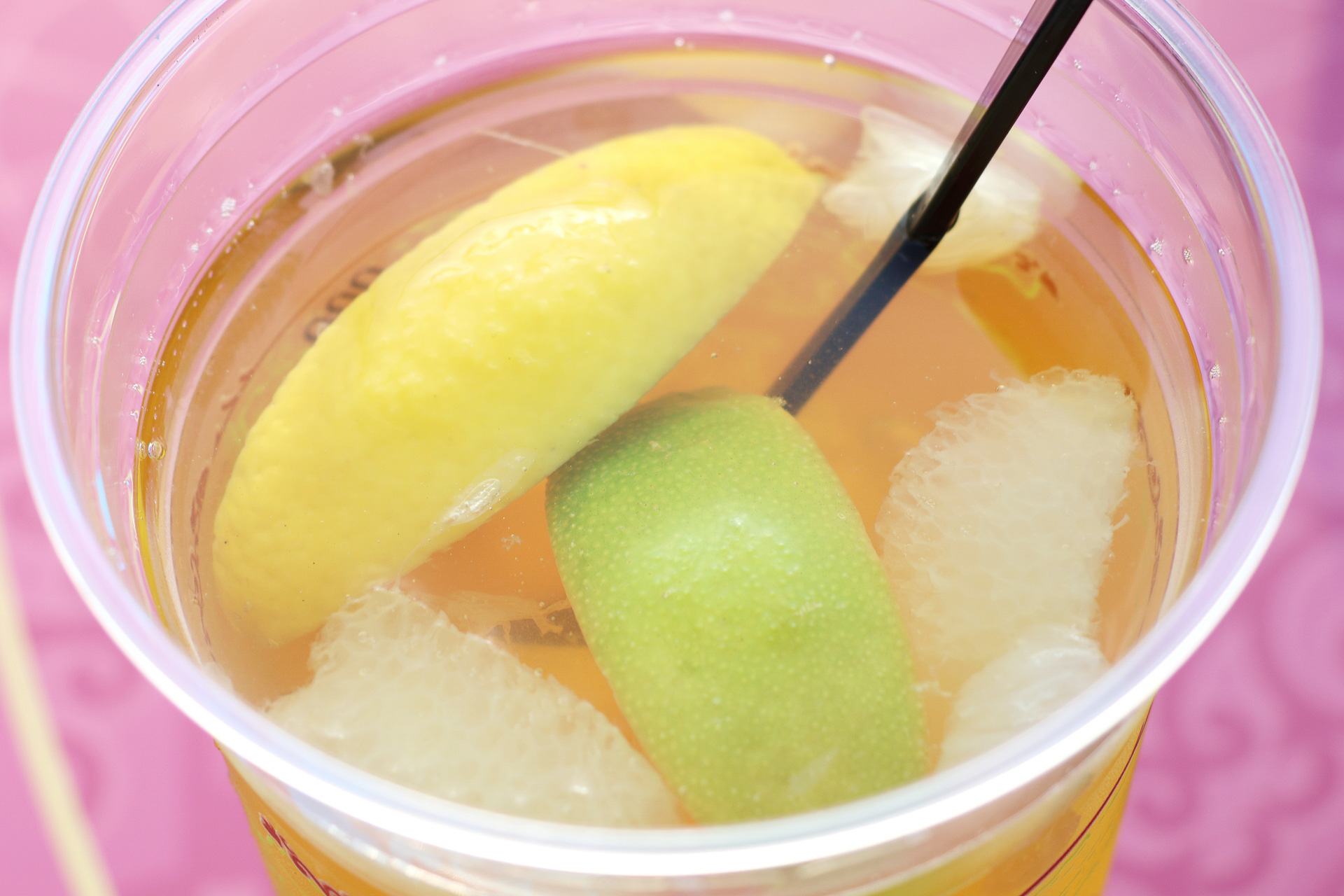 キリン 午後の紅茶 レモンティーに、カットレモンやライム、ピーチの果肉などがたっぷり入ったさわやかなドリンク。ライム味がノンアルコールカクテルのような雰囲気に