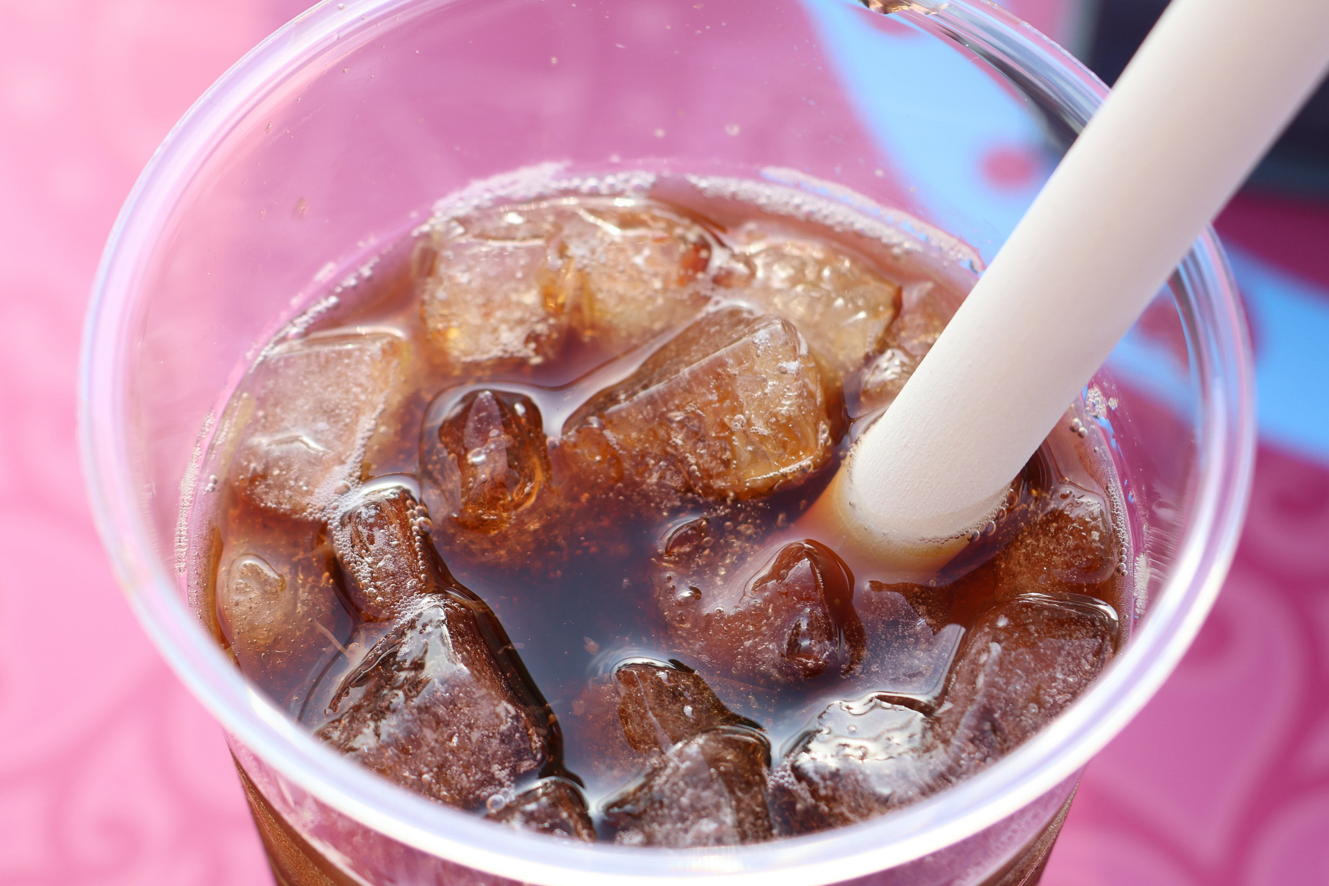 UCCゴールドスペシャルのほろ苦さにレモンの風味がマッチしたドリンク。意外なほどコーヒーにレモンがよく合い、新しい発見ができる。ストローに間伐材（竹）を使用