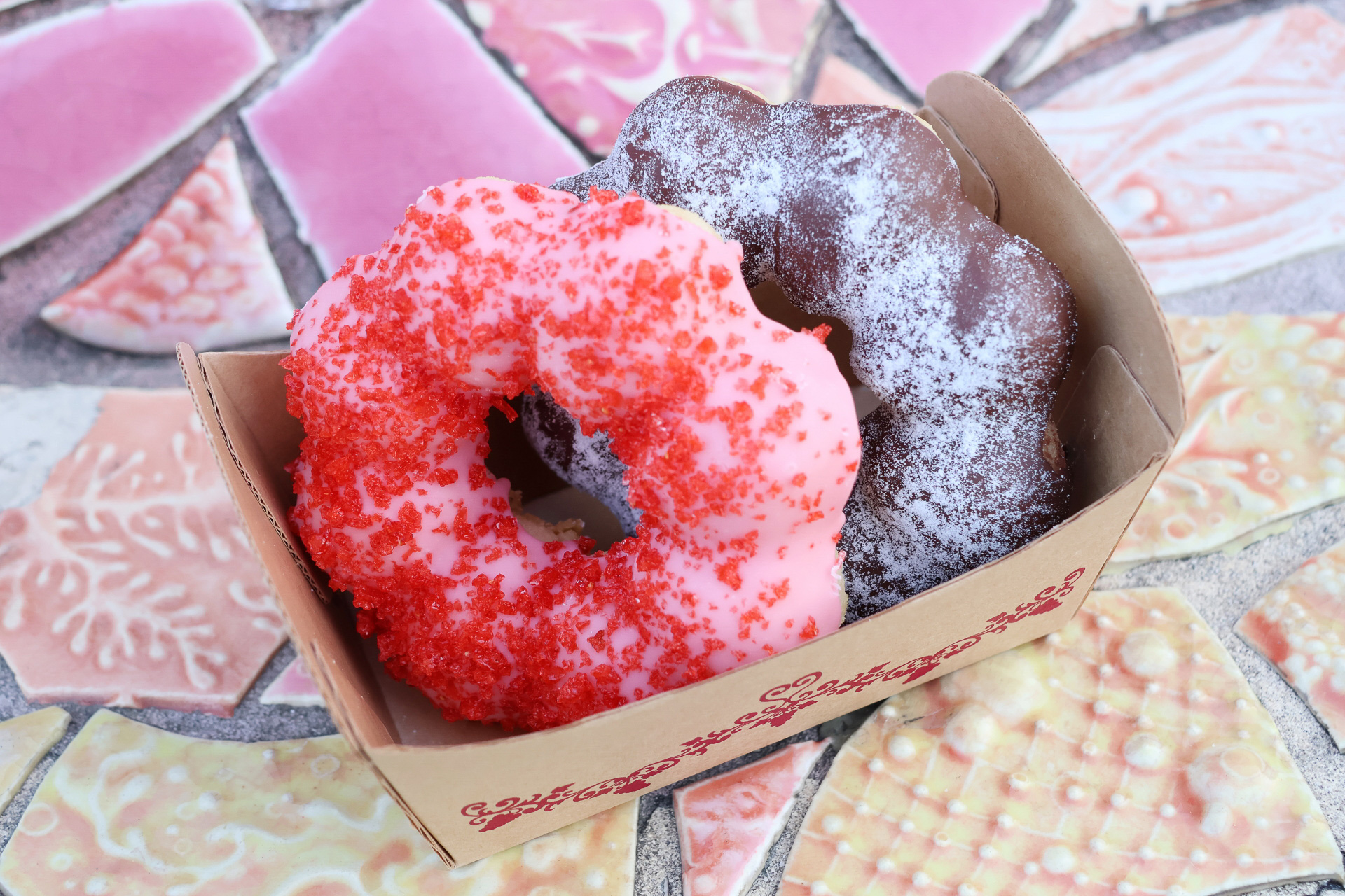 「ドーナツ（ストロベリー、チョコ）」（650円）は原材料に肉、魚介、卵、乳、はちみつ、ゼラチンを使用していないプラントベースメニューのドーナツ。モチモチしたシンプルな生地がチョコがけで美味しく仕上げられている（販売：セバスチャンのカリプソキッチン）