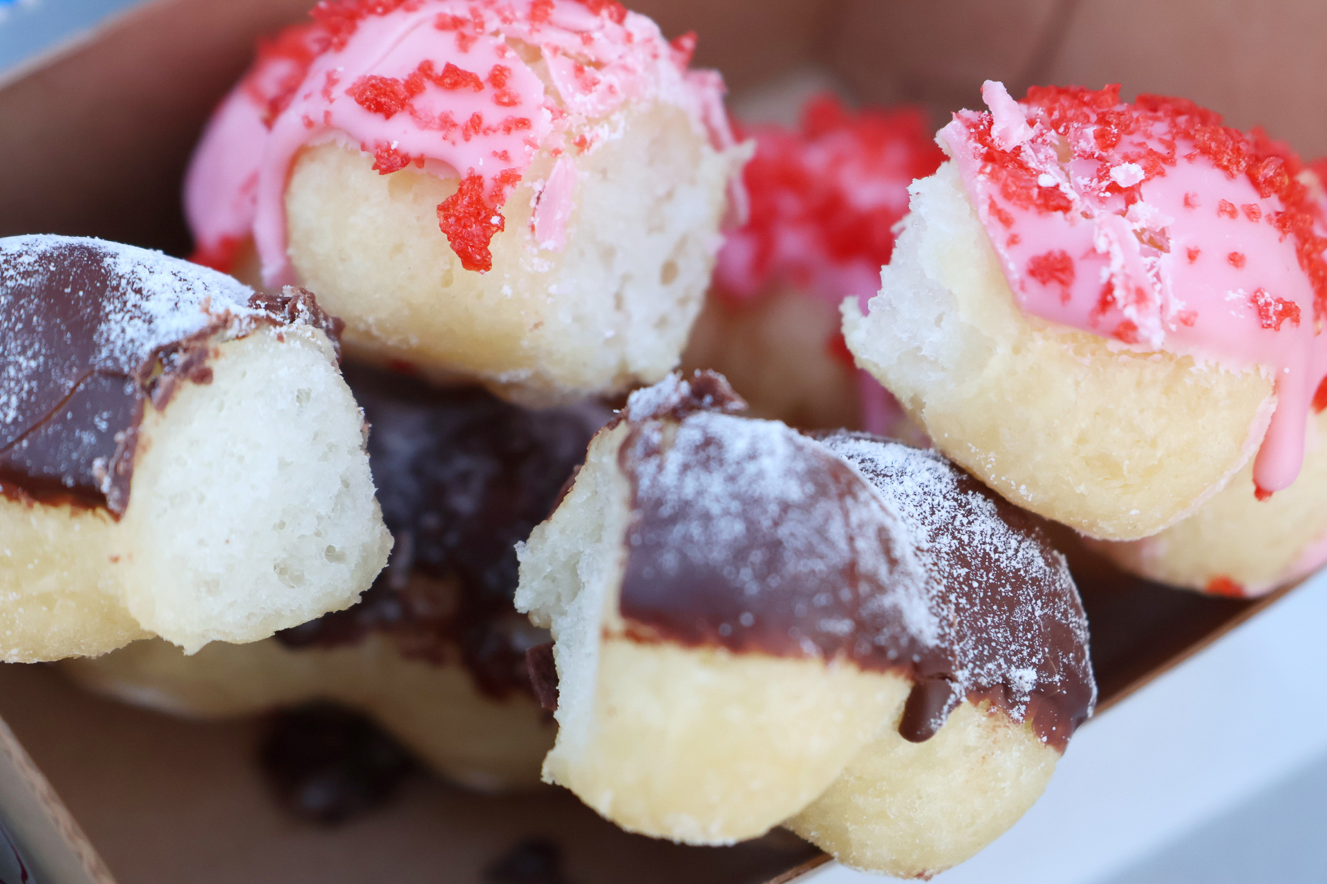 「ドーナツ（ストロベリー、チョコ）」（650円）は原材料に肉、魚介、卵、乳、はちみつ、ゼラチンを使用していないプラントベースメニューのドーナツ。モチモチしたシンプルな生地がチョコがけで美味しく仕上げられている（販売：セバスチャンのカリプソキッチン）