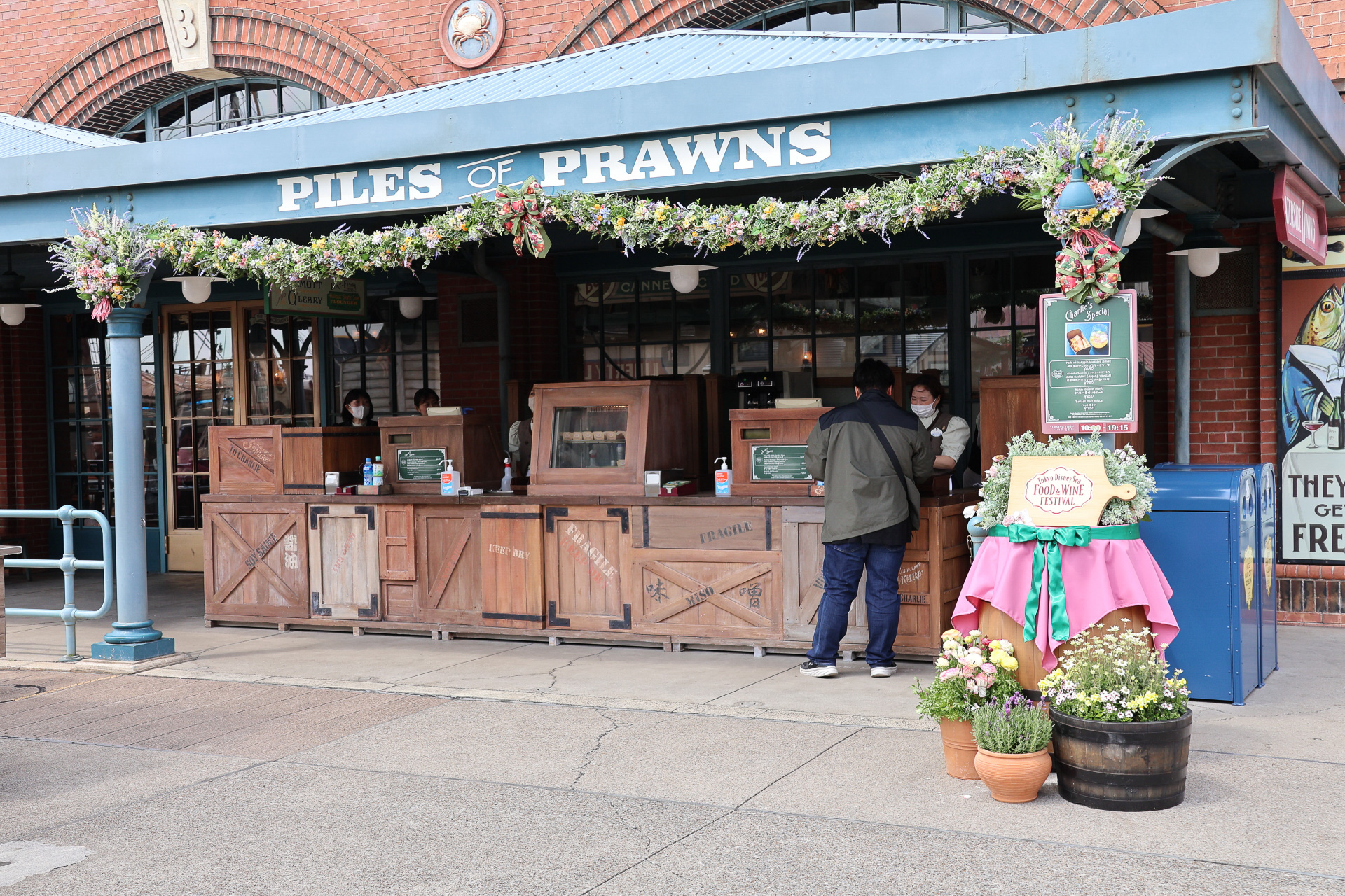 対象のメニューを販売する周辺の店舗や周囲のメイン通りも“食の祭典”の華やかな雰囲気に