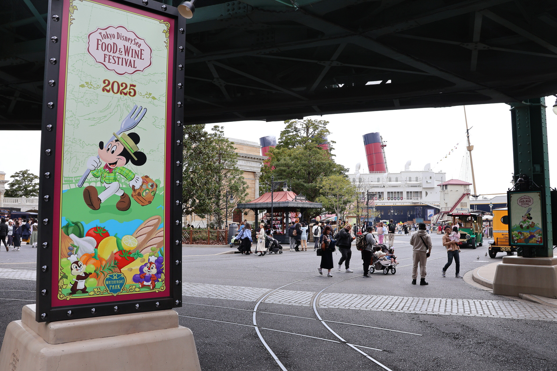 対象のメニューを販売する周辺の店舗や周囲のメイン通りも“食の祭典”の華やかな雰囲気に