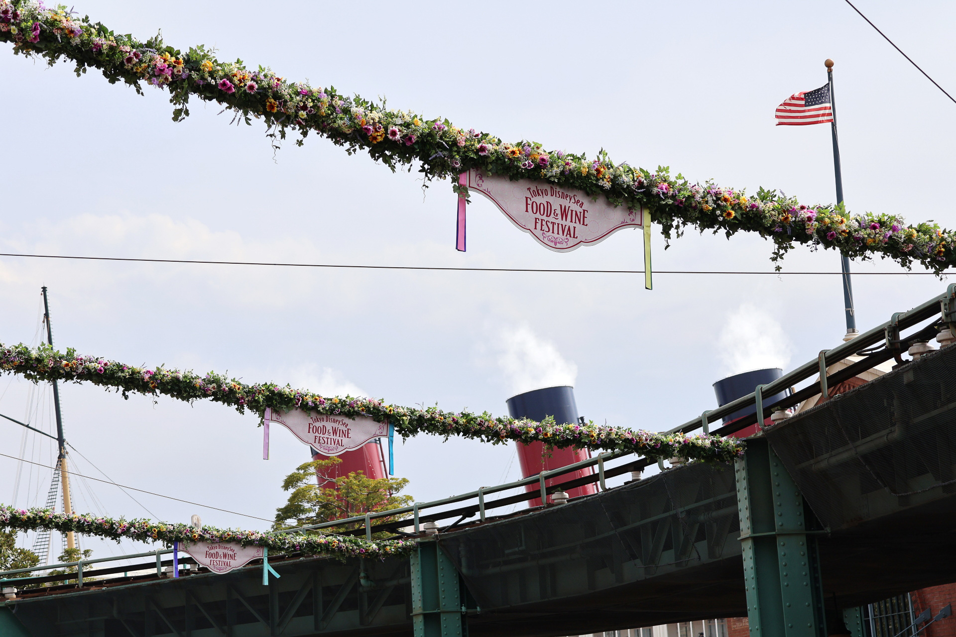 対象のメニューを販売する周辺の店舗や周囲のメイン通りも“食の祭典”の華やかな雰囲気に