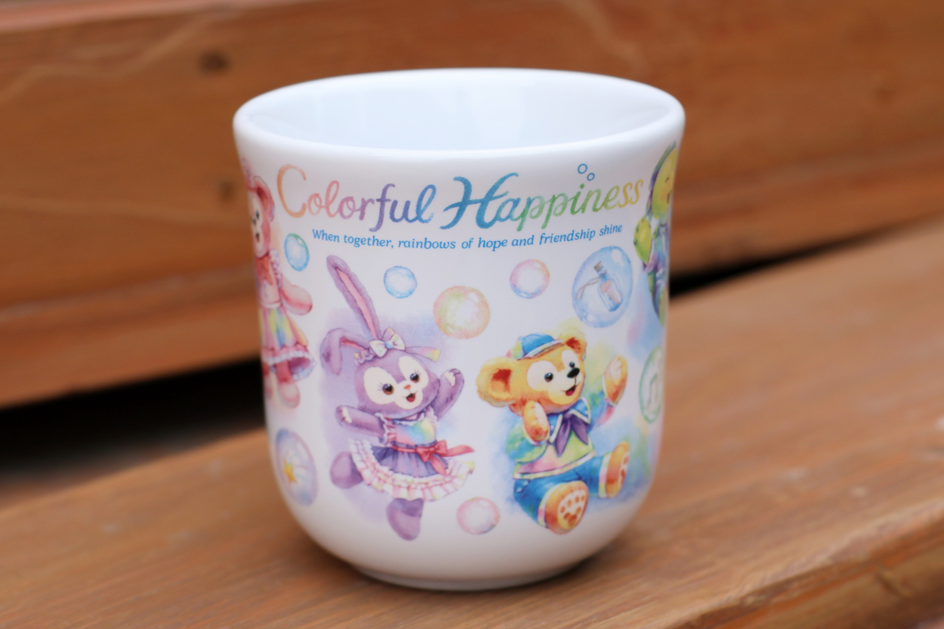 カップにはダッフィーたち7人がぐるりと全面に描かれている