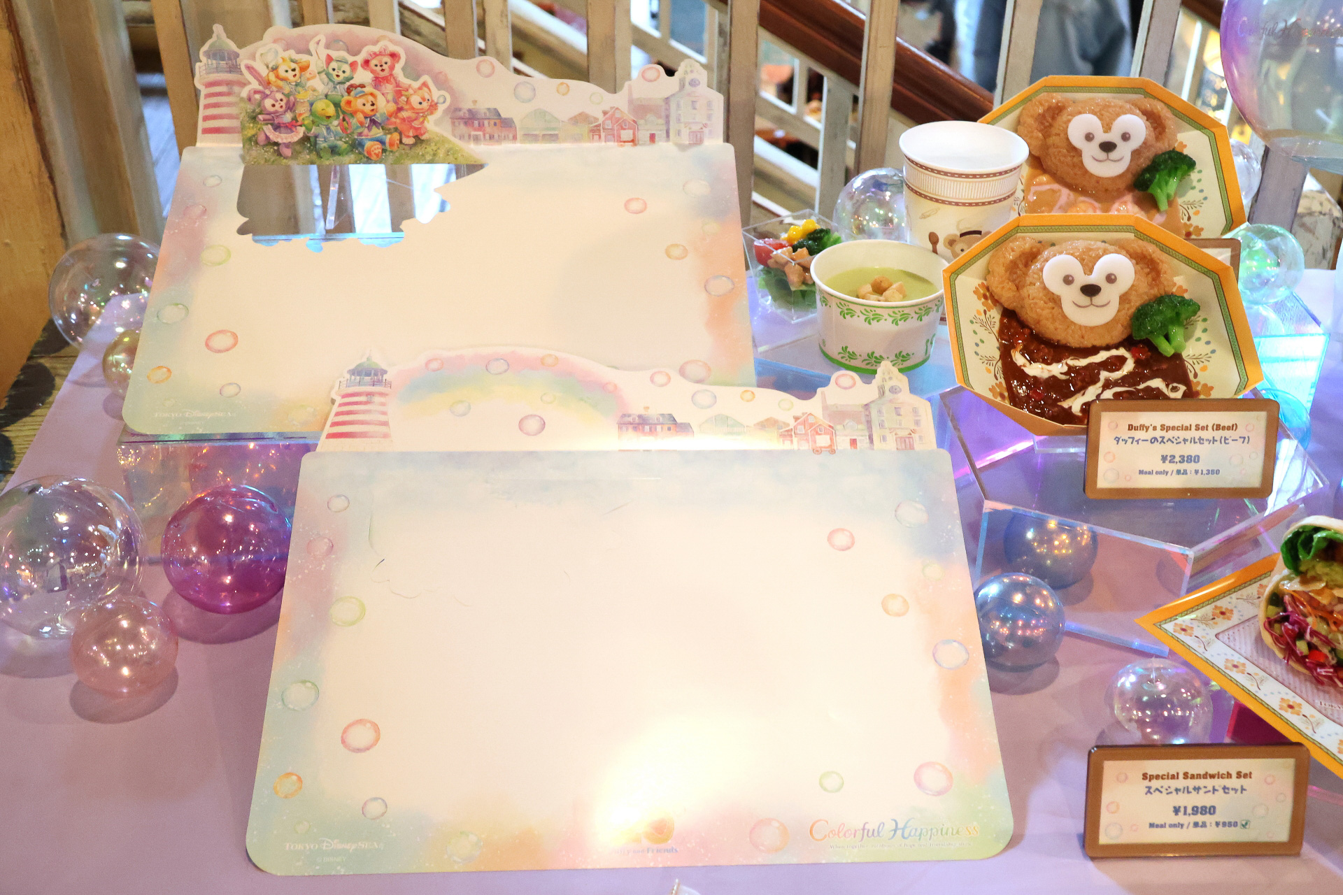 「ダッフィーのスペシャルセット（ビーフ）」（2380円）などの対象メニューにもオリジナルランチョンマットとコースターが付属。＋1700円でスーベニアランチグッズも付けられる