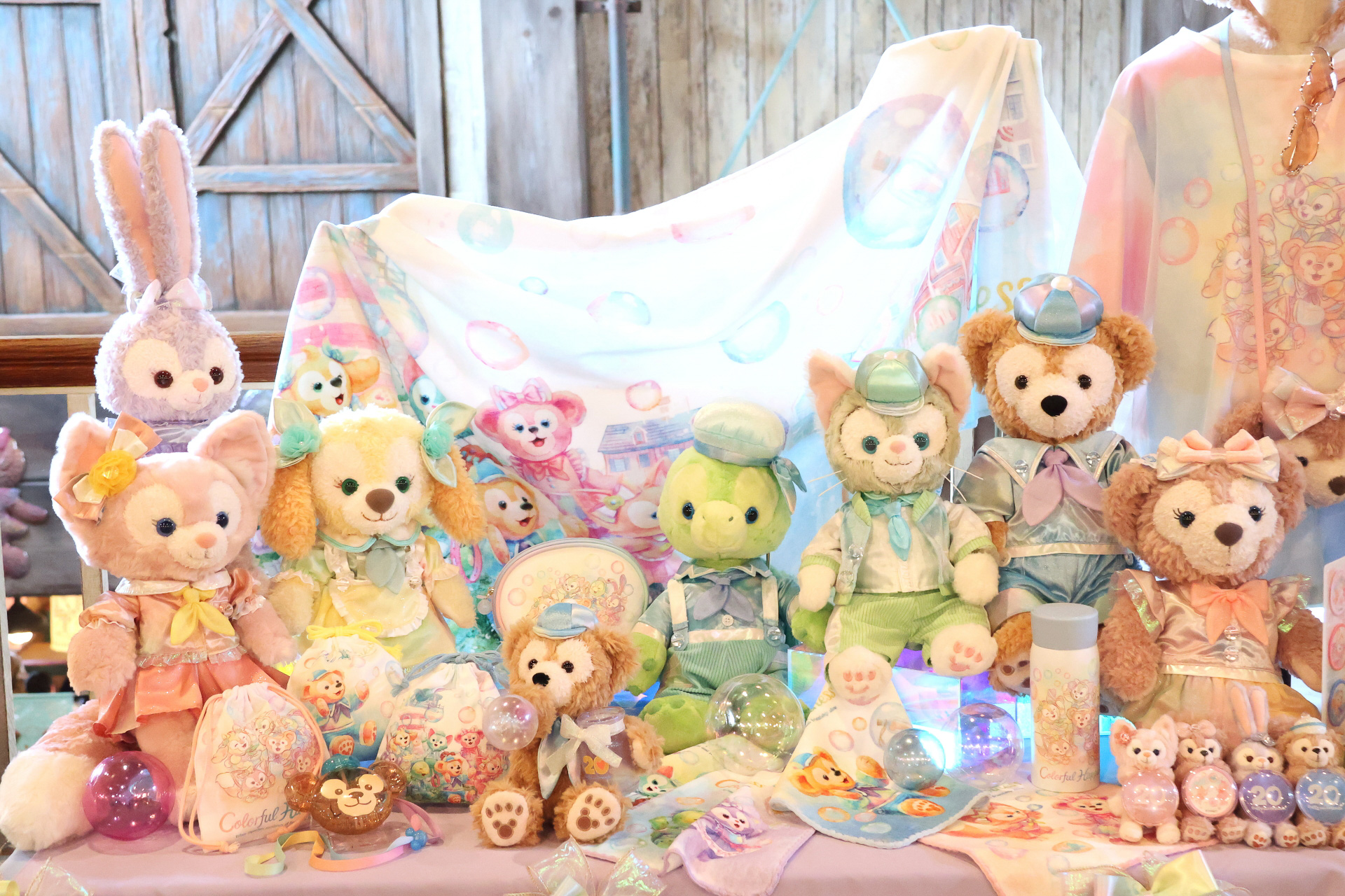 20周年記念「カラフルハピネス」の「ぬいぐるみコスチューム」（5800円）は、虹のようにカラフルでキラキラした衣装