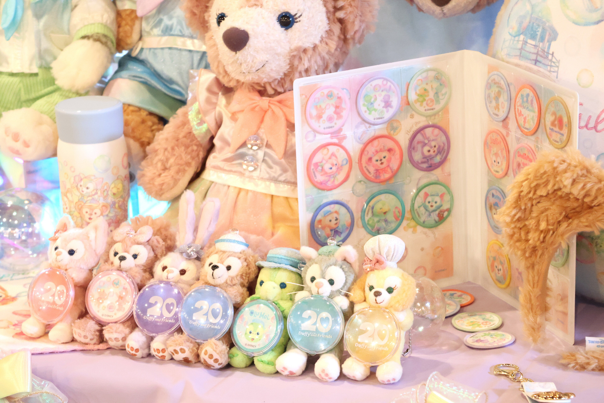 「ぬいぐるみチャーム」（左、2500円）と「ワッペンホルダー」（右、2500円）