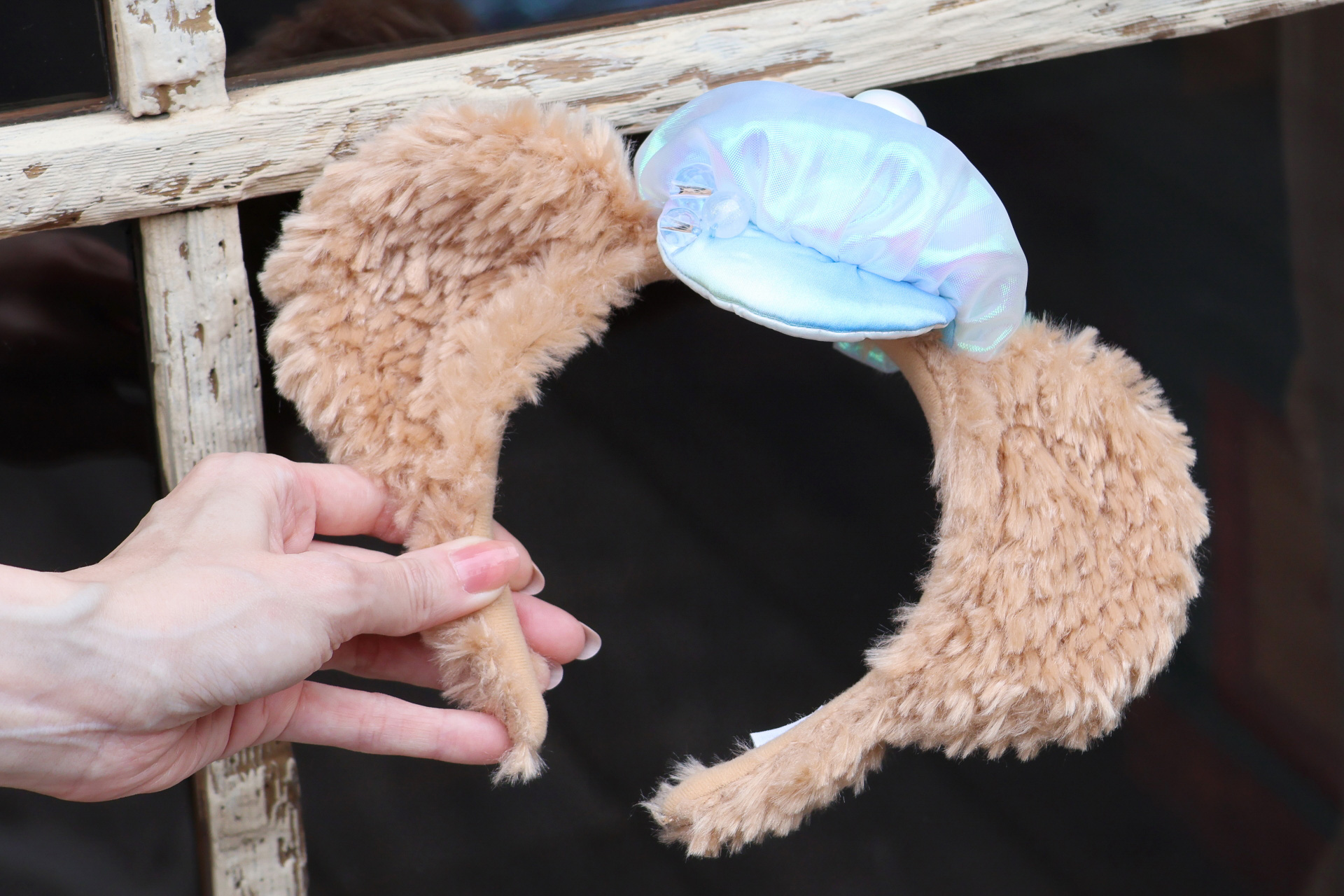 「カチューシャ」（2400円）は、「カラフルハピネス」のダッフィーの衣装をアレンジしたデザイン