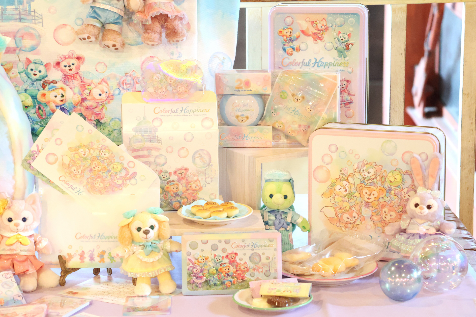 定番のお菓子類も「カラフルハピネス」のパッケージで登場