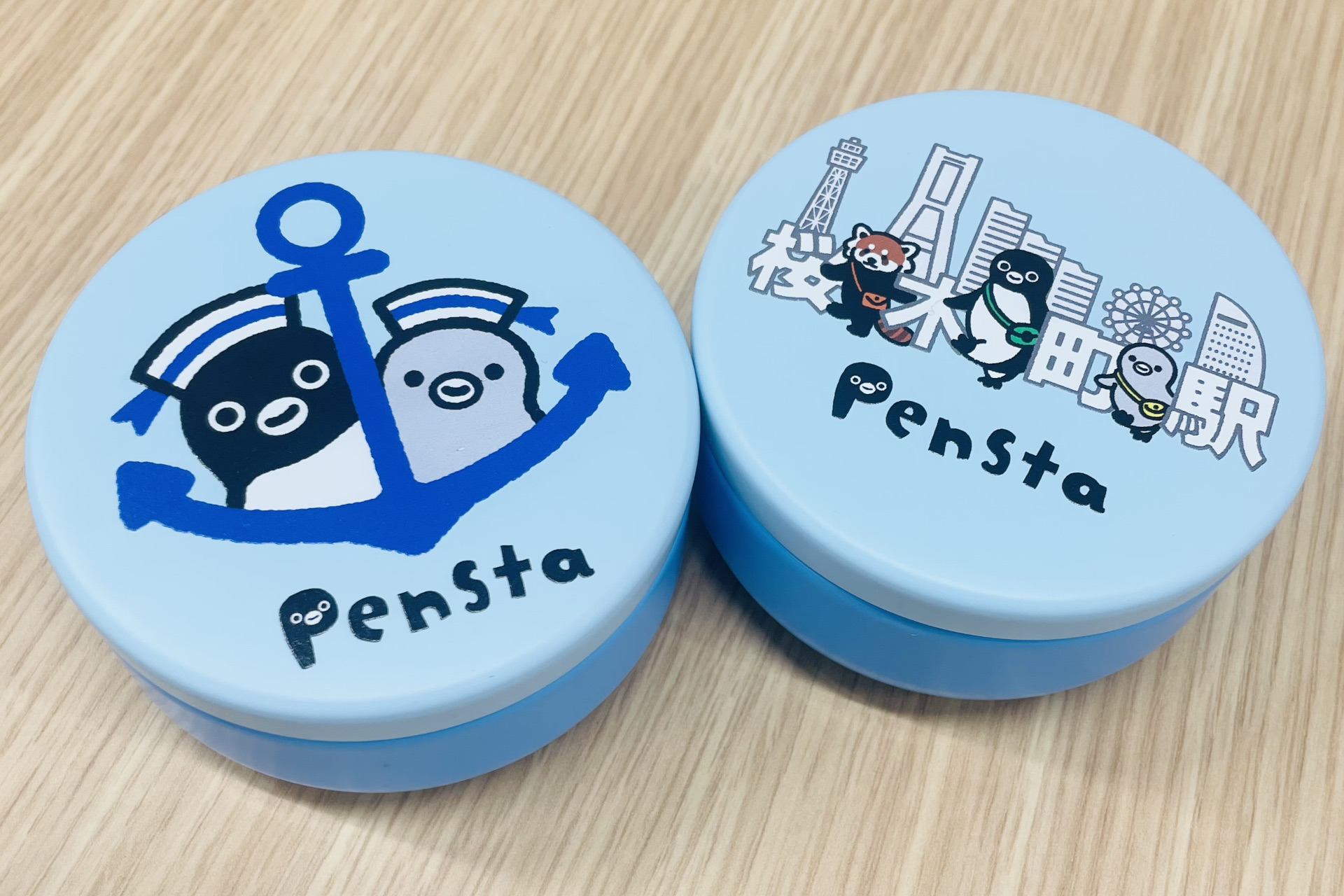 Suicaのペンギンお茶缶 桜木町駅看板（右）