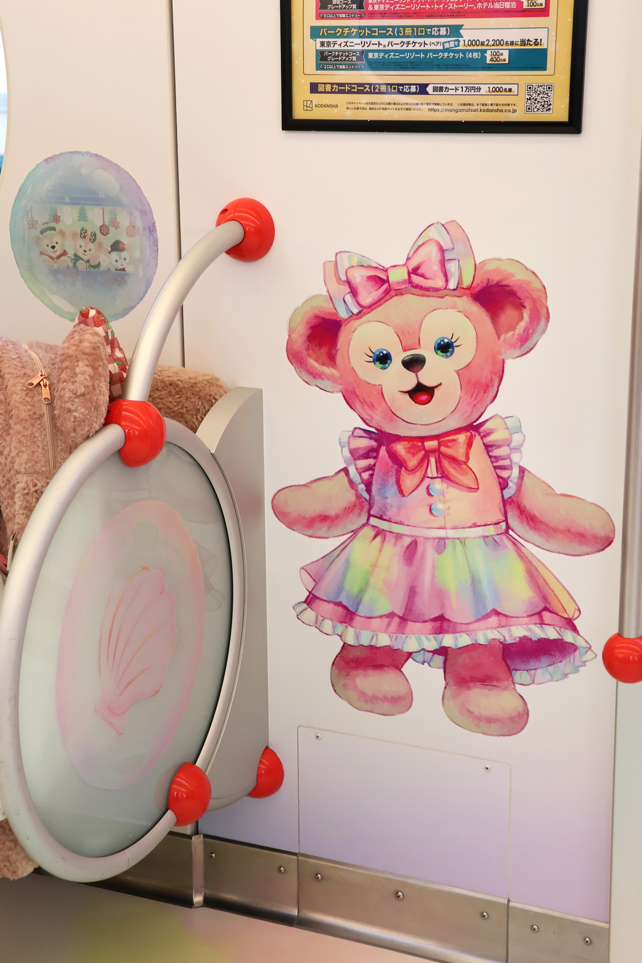 ダッフィーたちはドア横に登場。座席の円形のプレートにも各キャラクターのアイテムが描かれているのでチェック