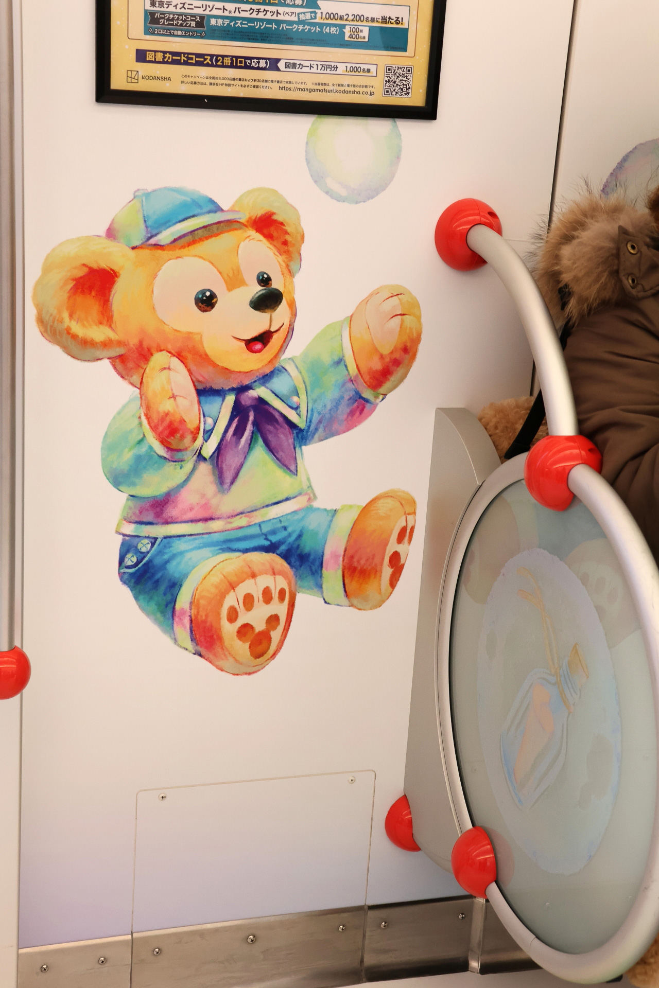 ダッフィーたちはドア横に登場。座席の円形のプレートにも各キャラクターのアイテムが描かれているのでチェック