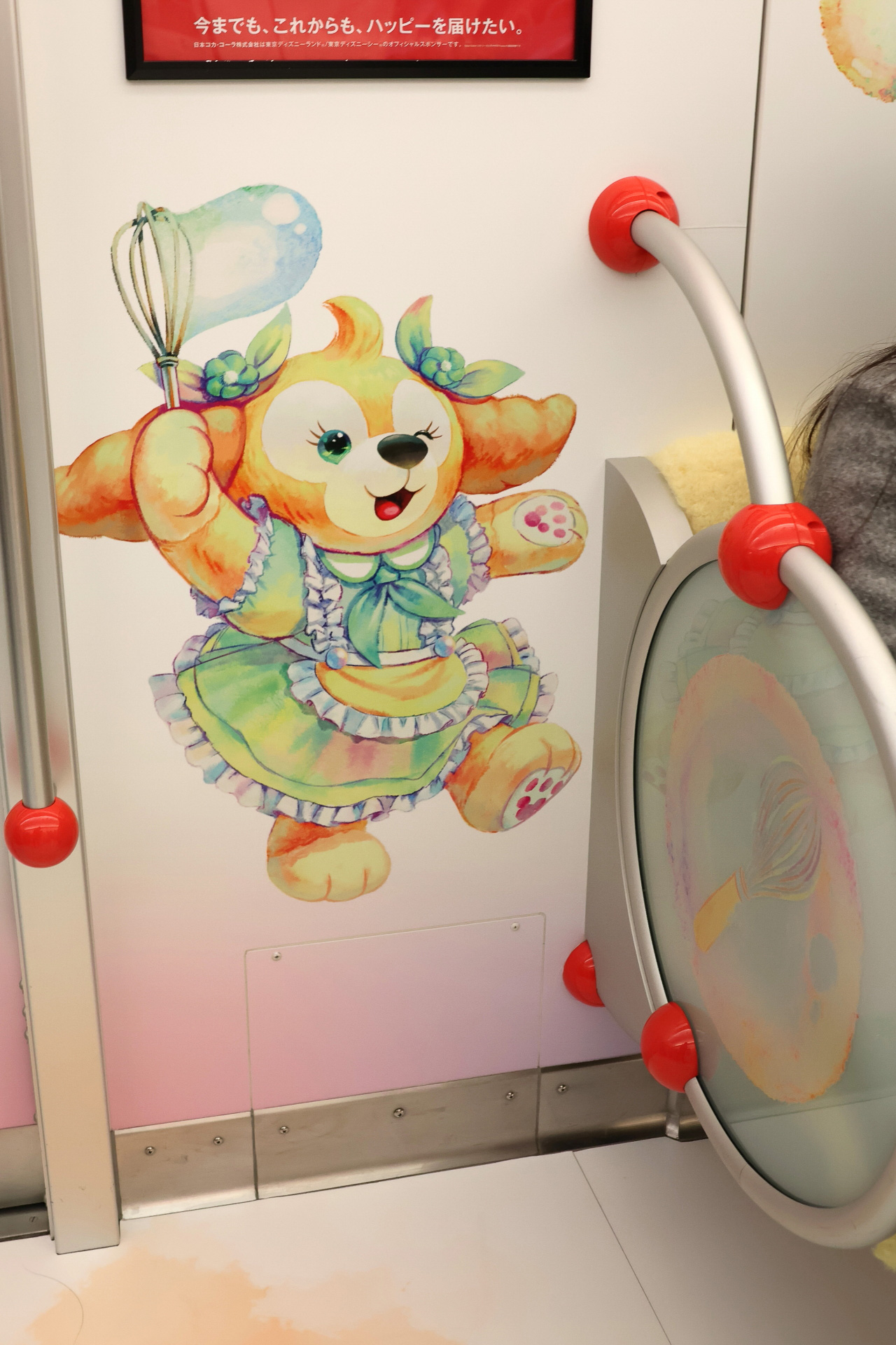 ダッフィーたちはドア横に登場。座席の円形のプレートにも各キャラクターのアイテムが描かれているのでチェック