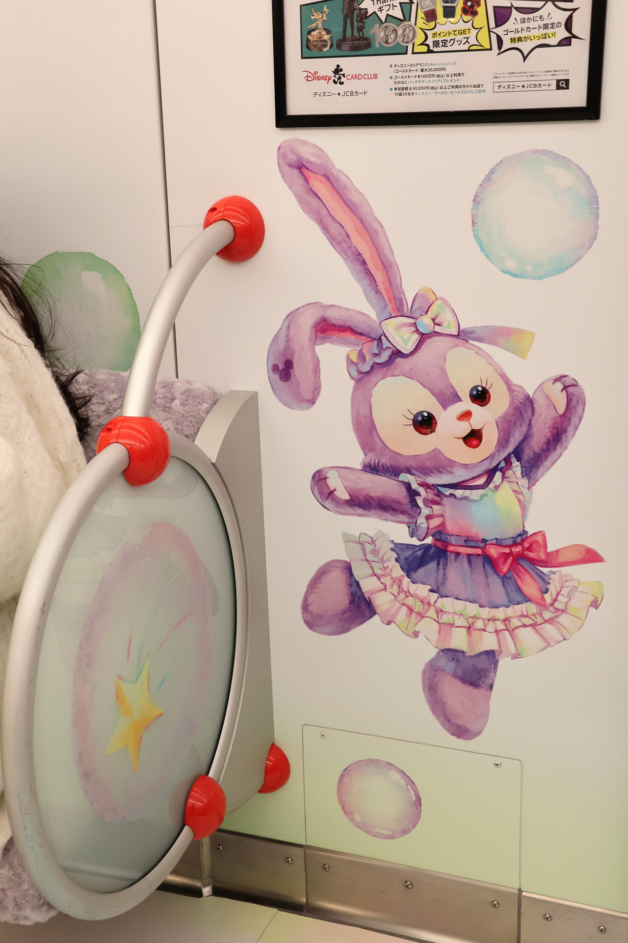 ダッフィーたちはドア横に登場。座席の円形のプレートにも各キャラクターのアイテムが描かれているのでチェック