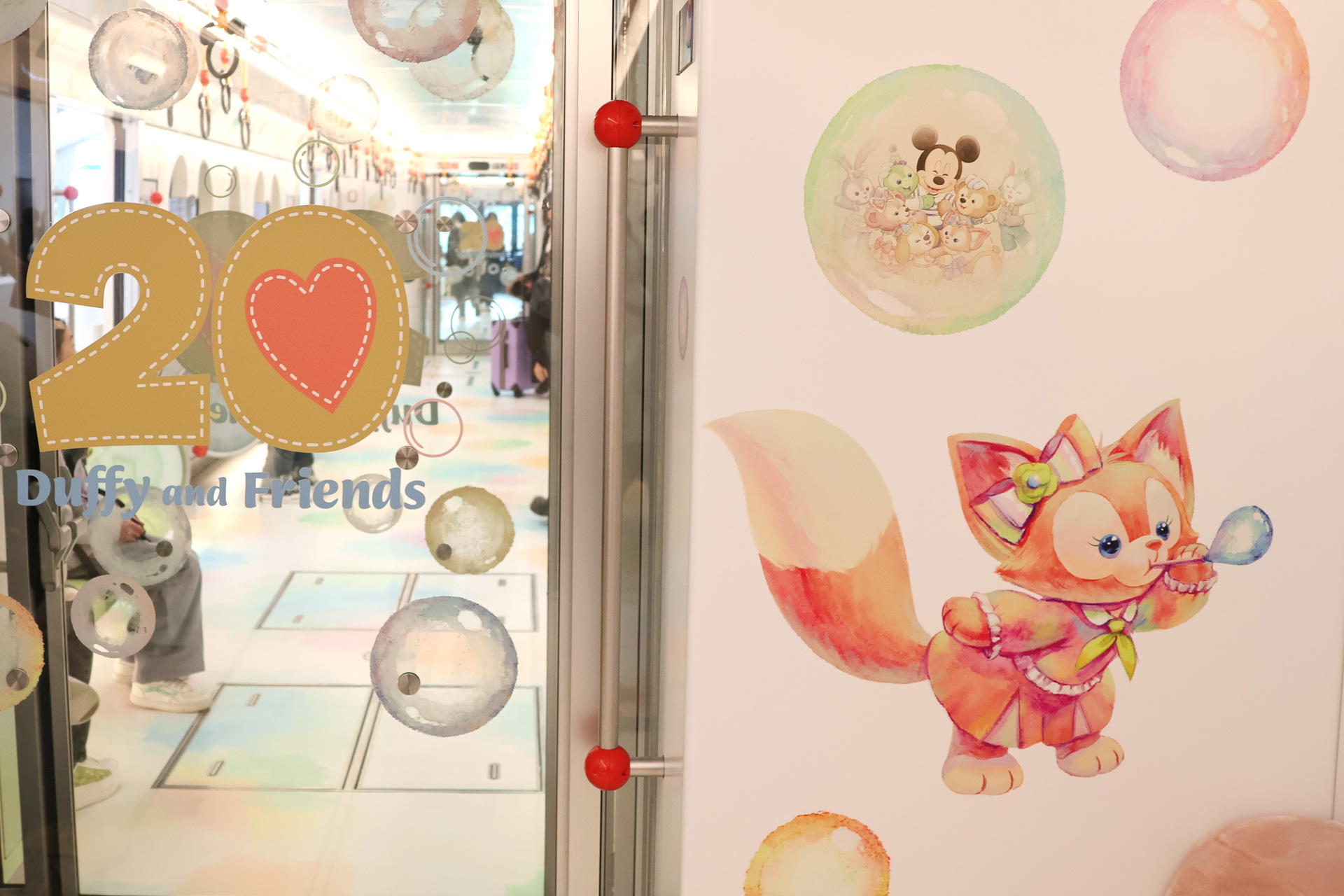 リーナ・ベルは車両の連結部のドア横に