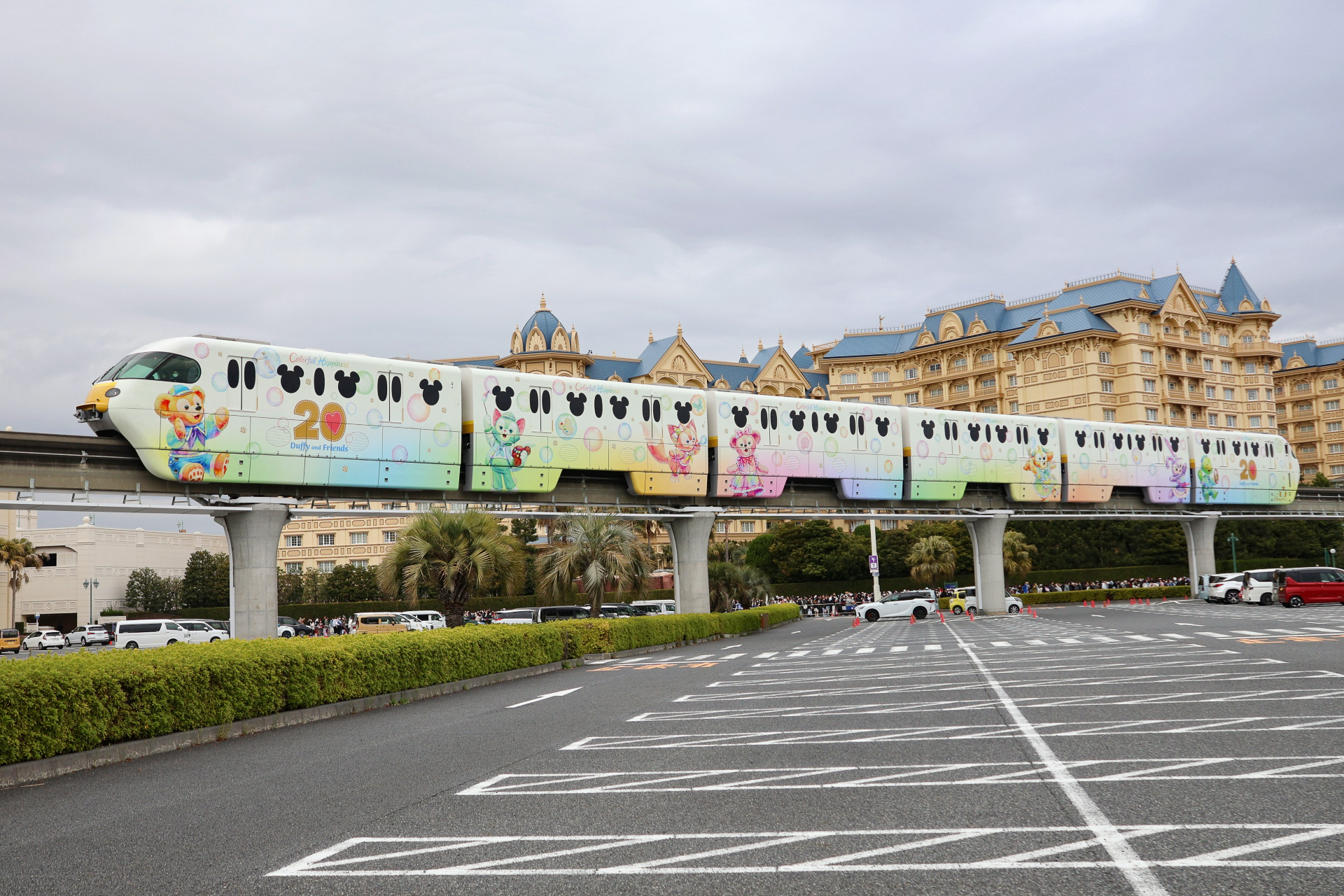 「ダッフィー＆フレンズ・カラフルハピネス・ライナー」を毎日運行