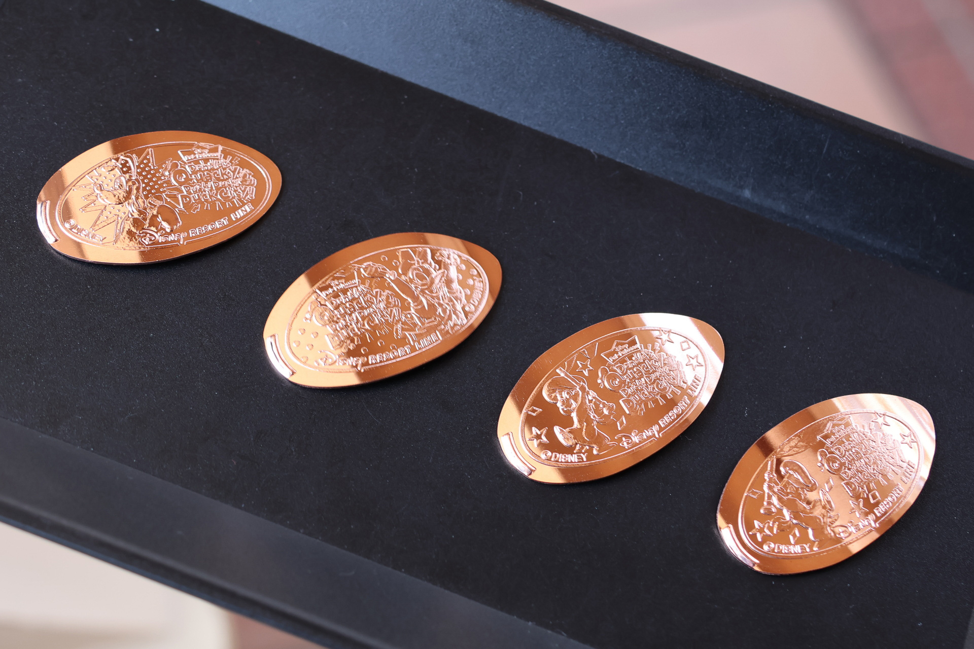 スーベニアメダルには、「ドナルドのクワッキー・ダック！ダック！ダックシティ！」の新作が各駅に新登場