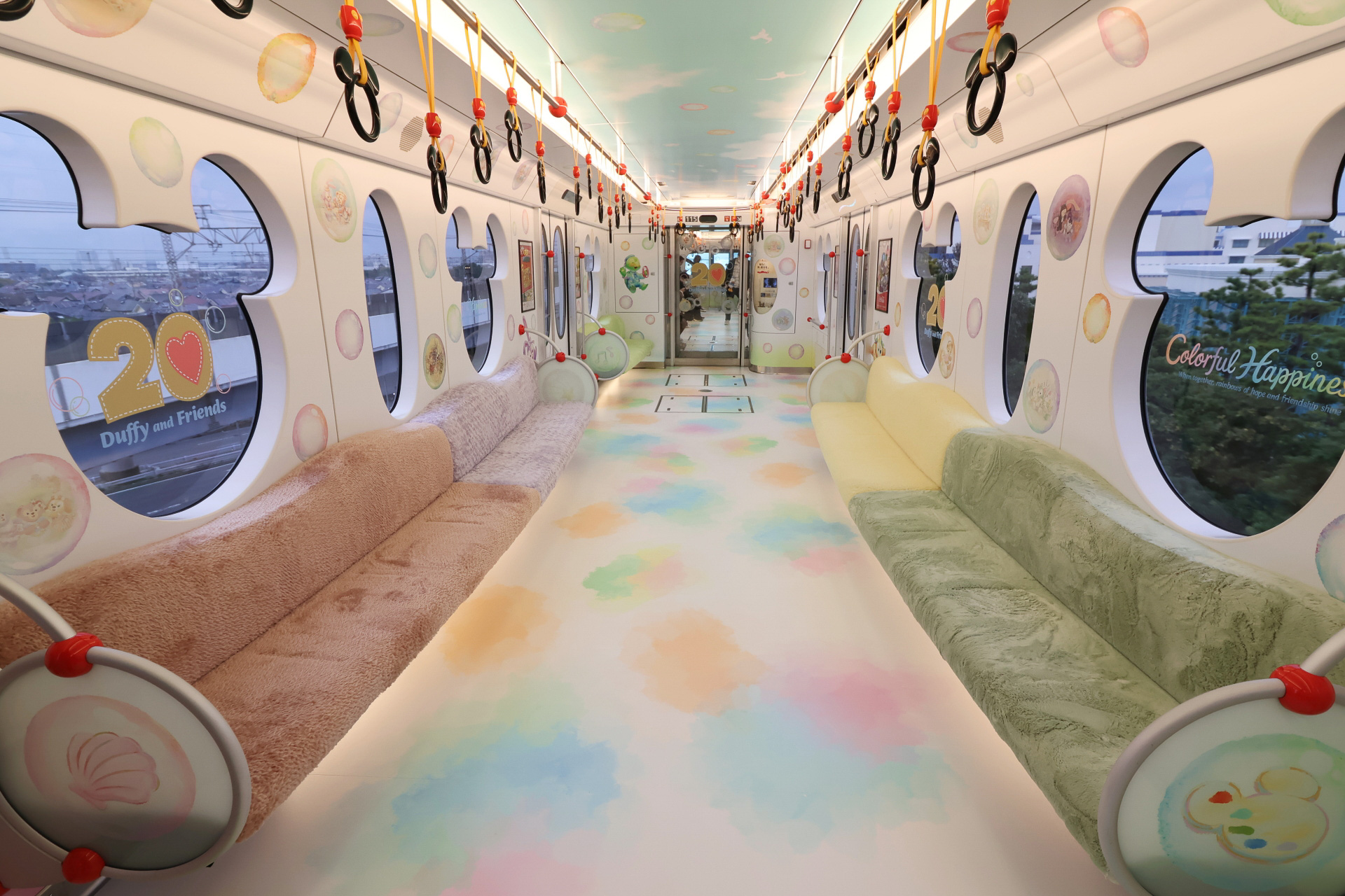 車内はダッフィーたちのぬいぐるみを想像させるフワフワな座面