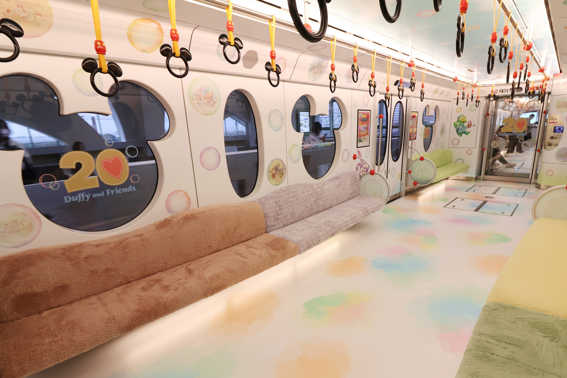 車内はダッフィーたちのぬいぐるみを想像させるフワフワな座面
