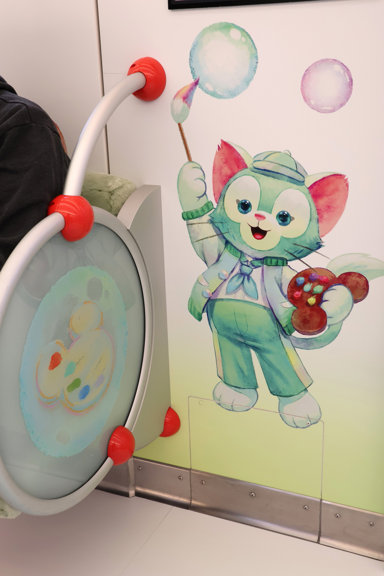 ダッフィーたちはドア横に登場。座席の円形のプレートにも各キャラクターのアイテムが描かれているのでチェック