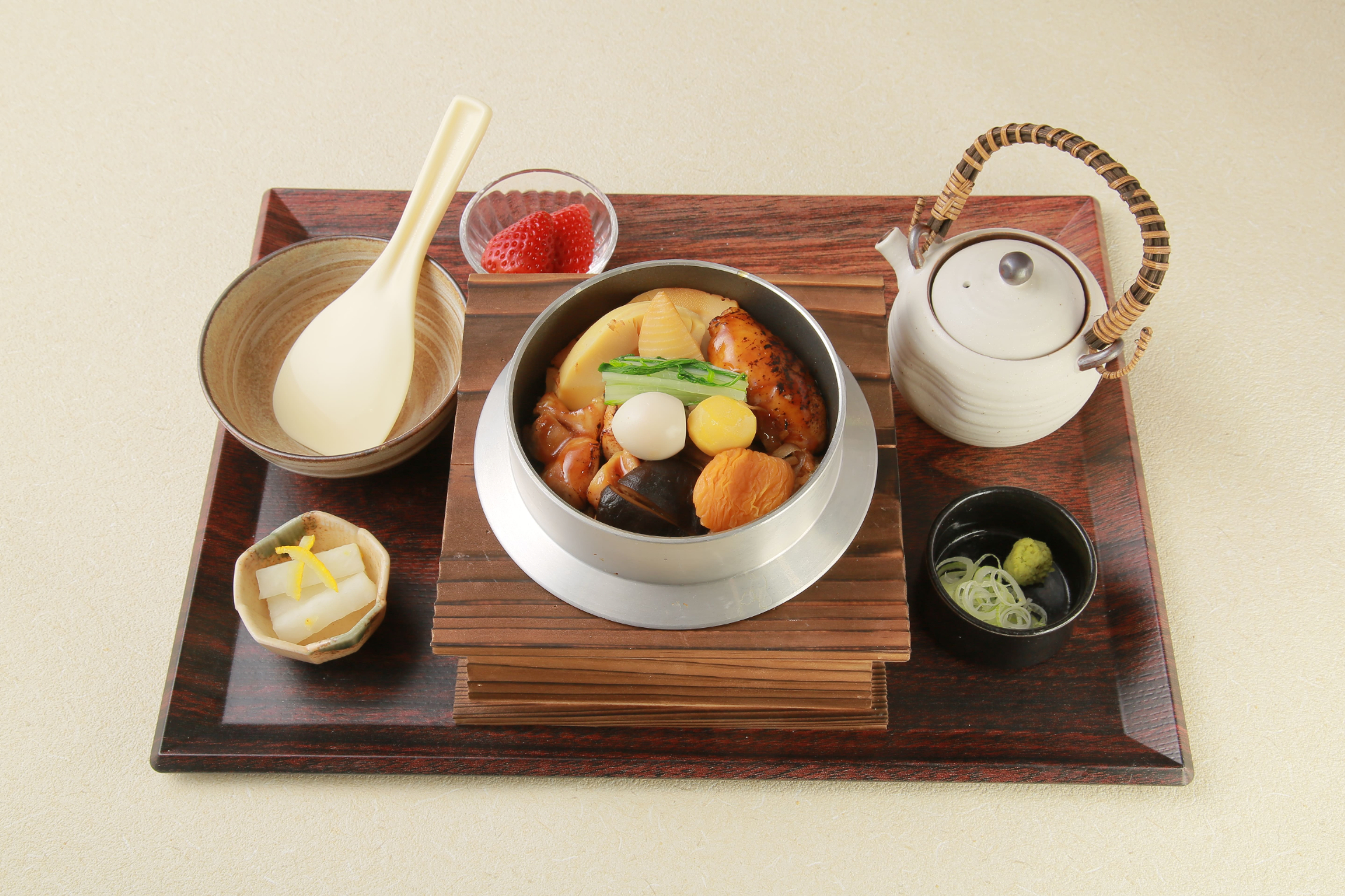 里山本陣「赤城鶏と山菜五目釜めし」