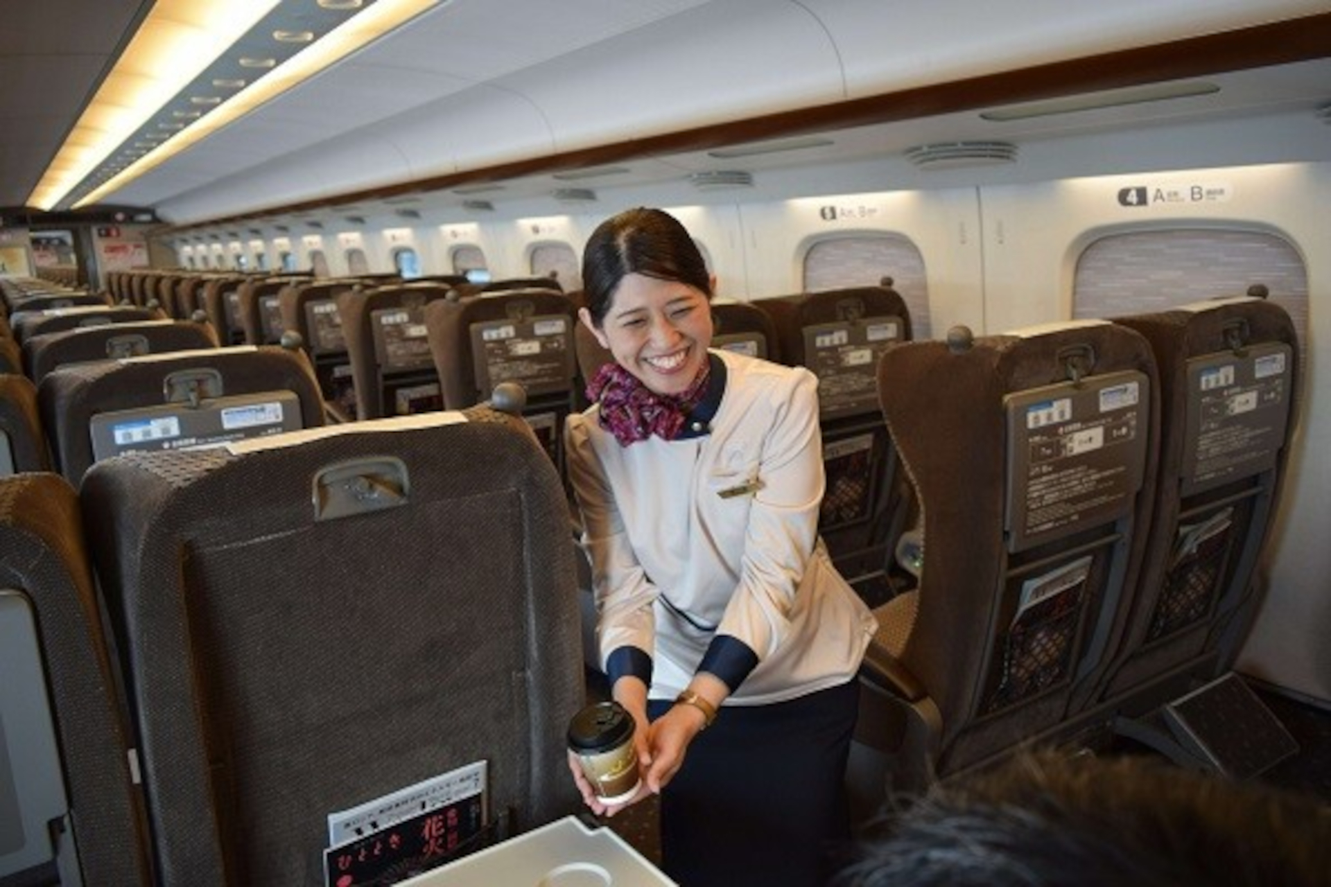 普段は東海道新幹線に乗務している新幹線パーサーが常駐し、レジ接客を行なう