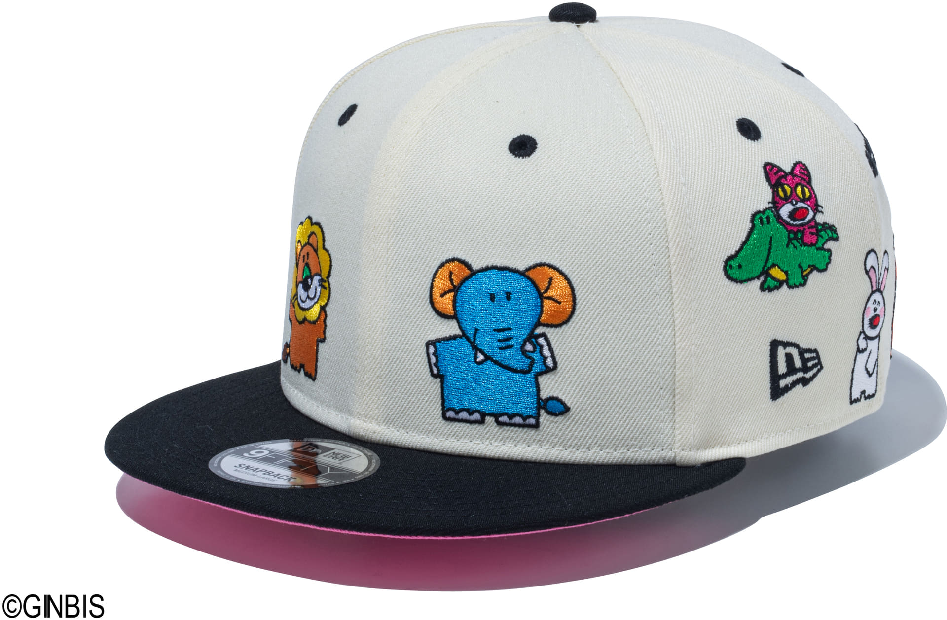 9FIFTY たべっ子どうぶつ オールオーバー クローム ブラックバイザー。9キャラクターの刺繍をぐるりとデザインし、バックにはギンビスのロゴ、アンダーバイザーには「たべっ子どうぶつ」ロゴ、裏地にはビスケットの総柄を採用