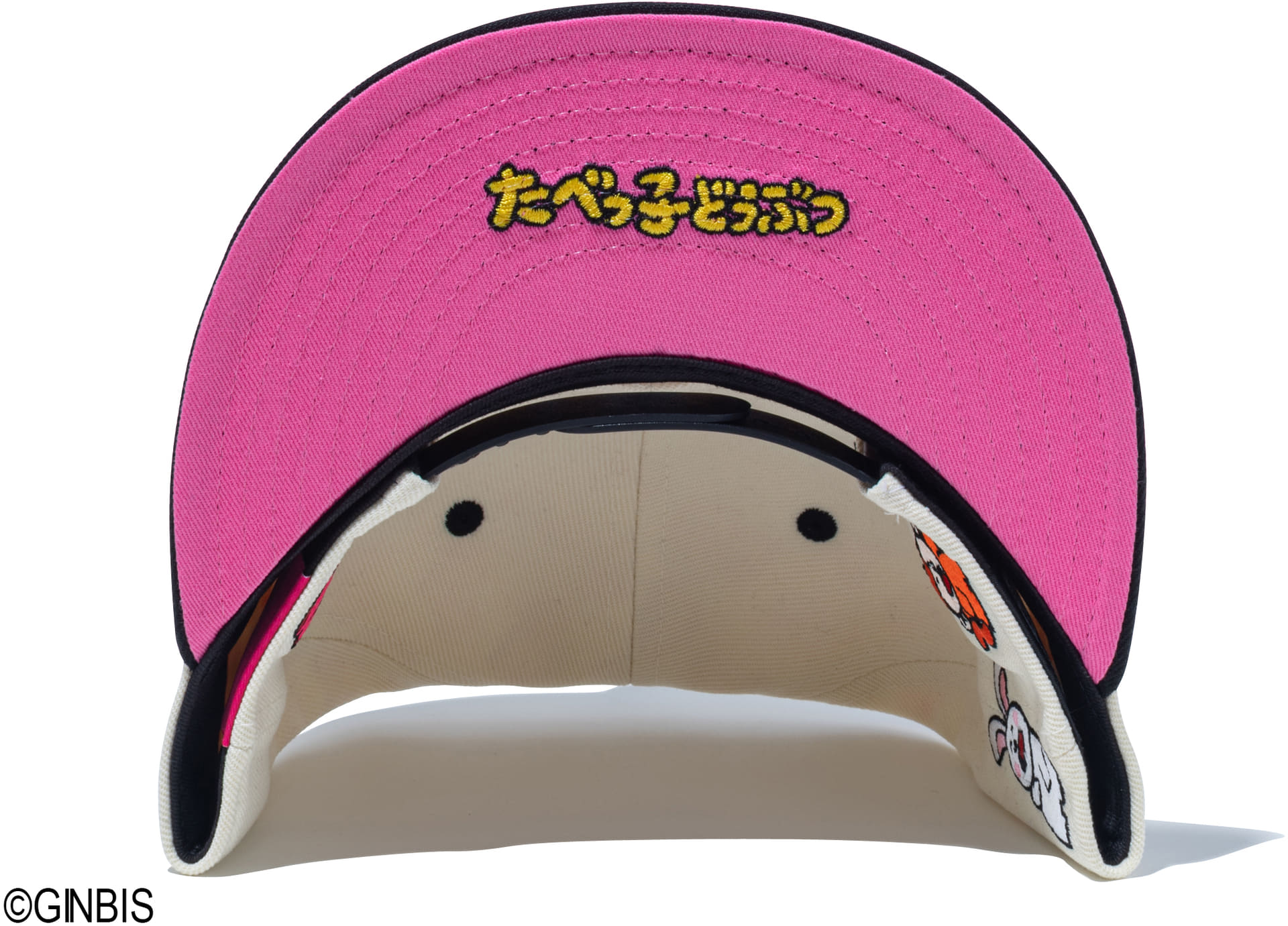 9FIFTY たべっ子どうぶつ オールオーバー クローム ブラックバイザー。9キャラクターの刺繍をぐるりとデザインし、バックにはギンビスのロゴ、アンダーバイザーには「たべっ子どうぶつ」ロゴ、裏地にはビスケットの総柄を採用