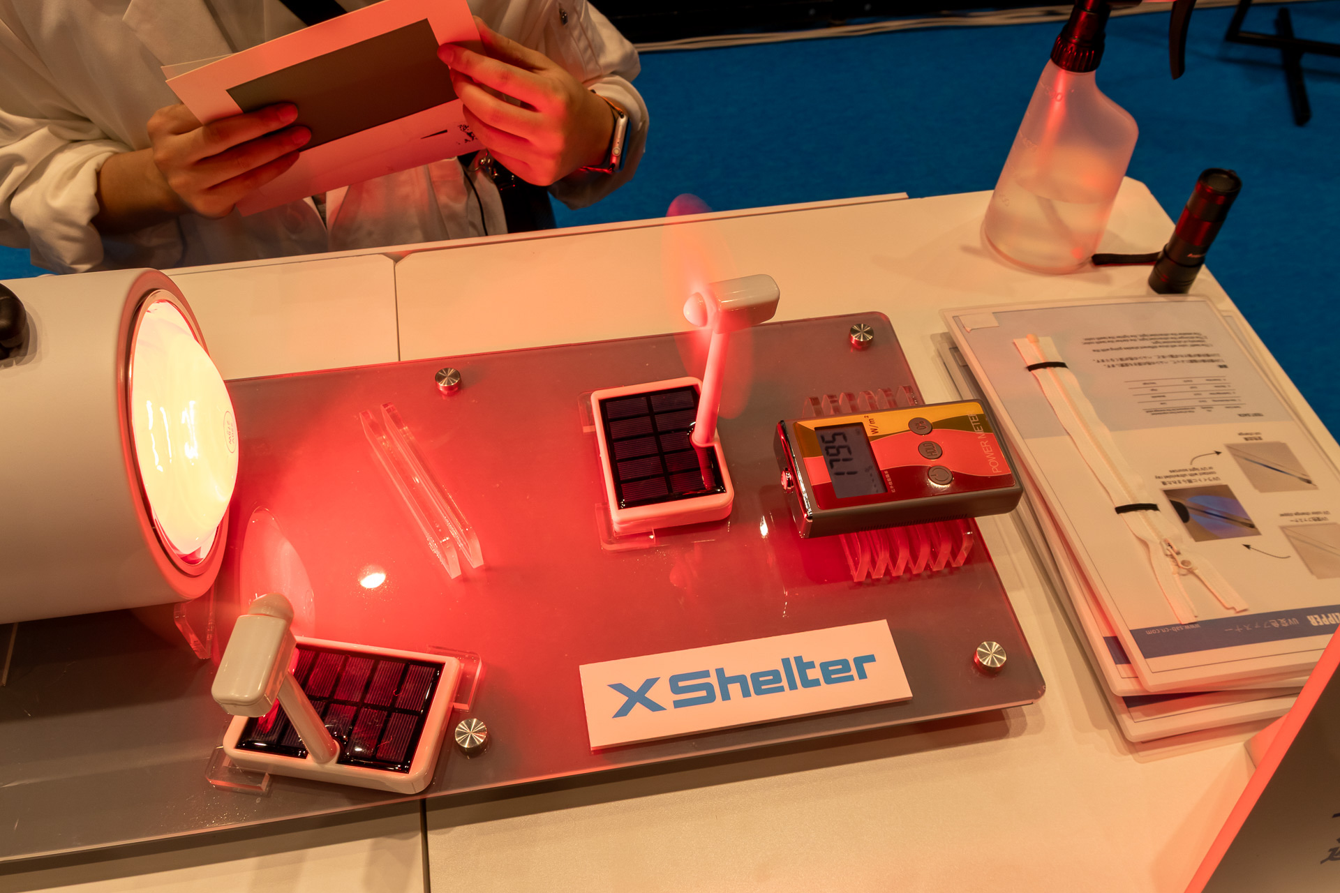 断熱性能の実験コーナー。熱源をエネルギーにした風車が動いている