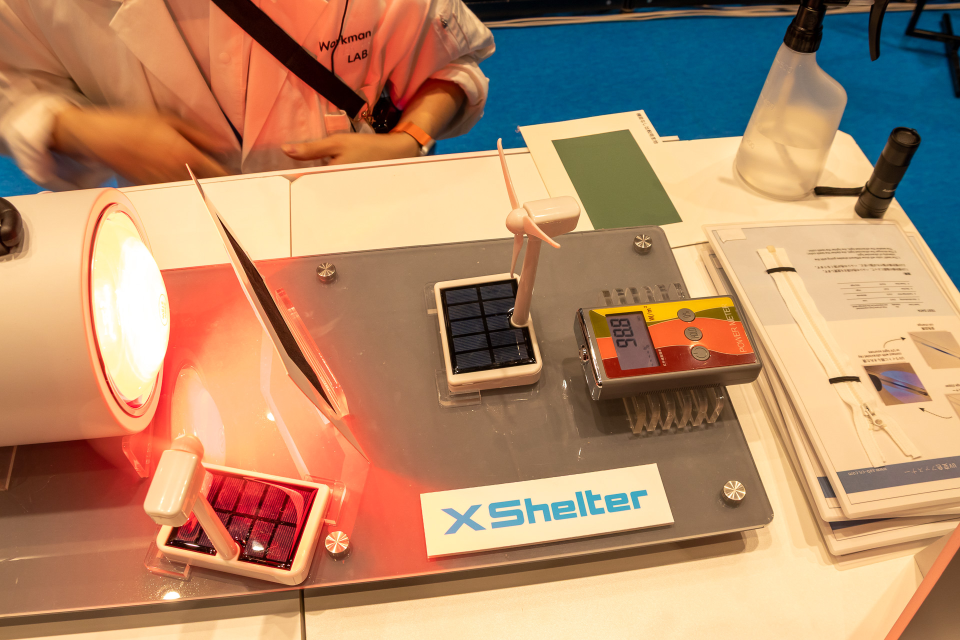 XShelterの生地を置くと、風車が止まった