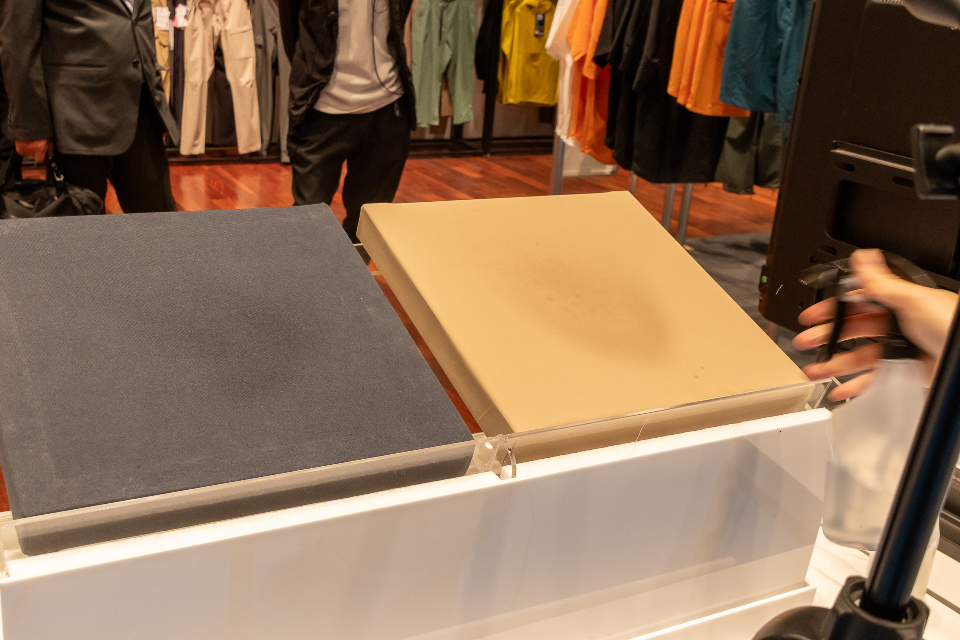 生地に霧吹きで水をかけ、気化冷却で温度変化が分かるようにした実験