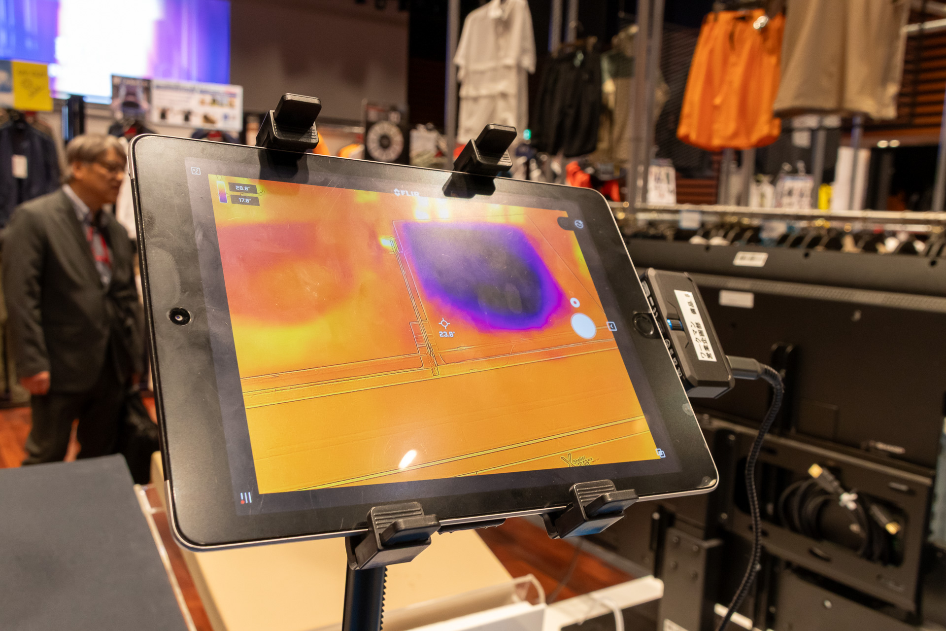 サーモグラフィーで見ると、XShelterの生地は表面温度がかなり低下した