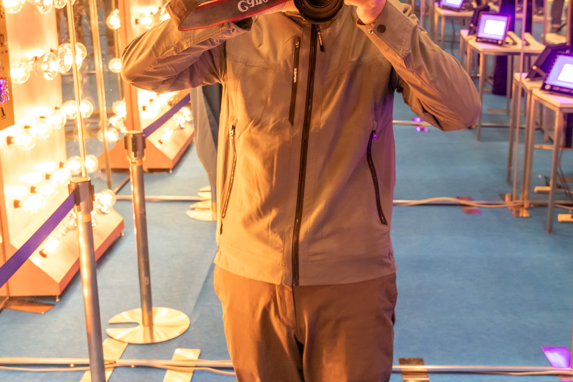 「XShelter暑熱ジャケット」を着用