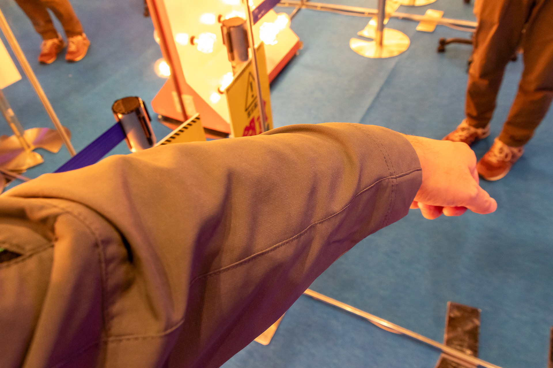 腕に霧吹きで水をかけると、気化冷却でかなり涼しくなる