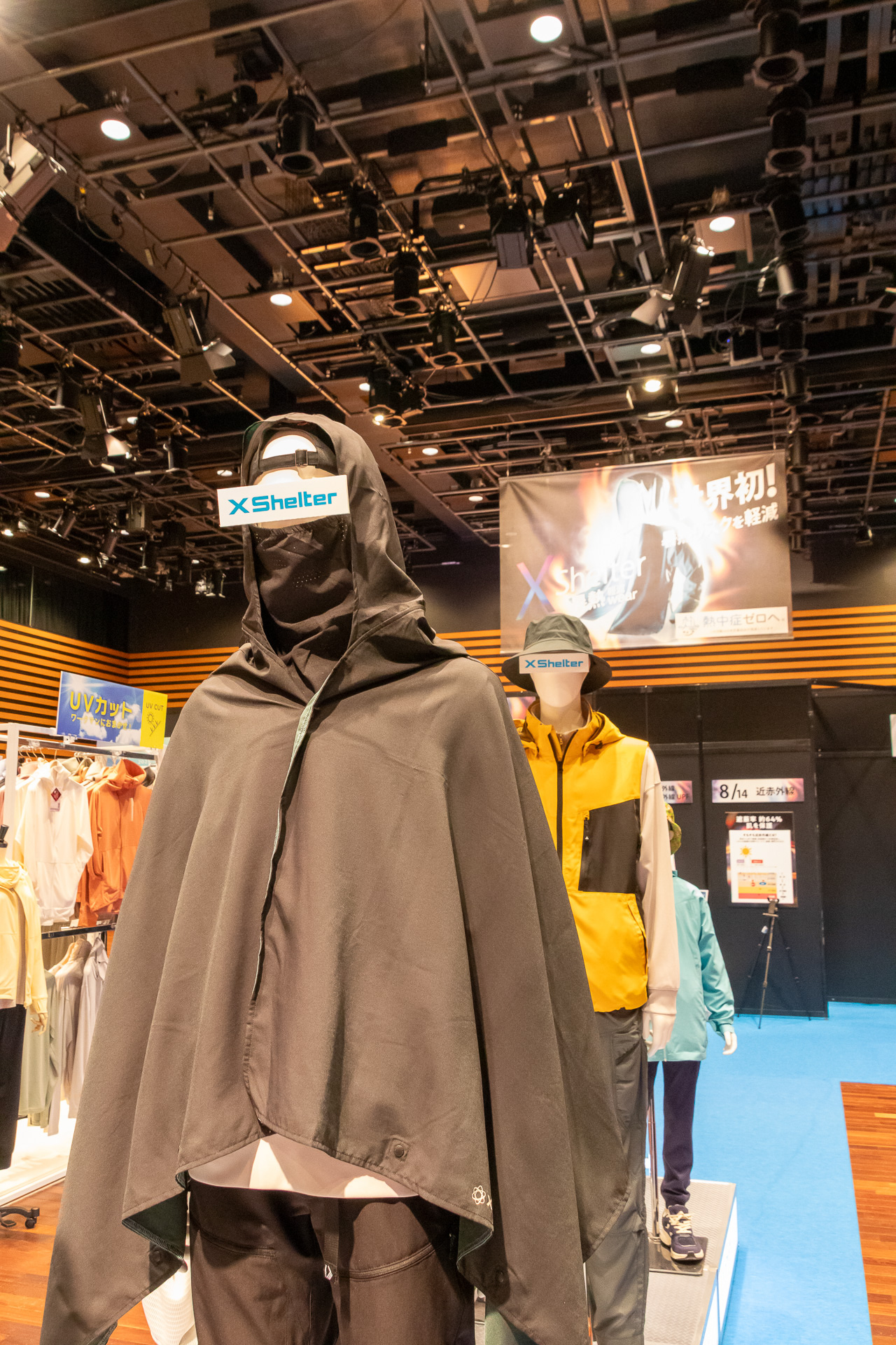 取り外し可能なフェイスガードも装備しているポンチョ