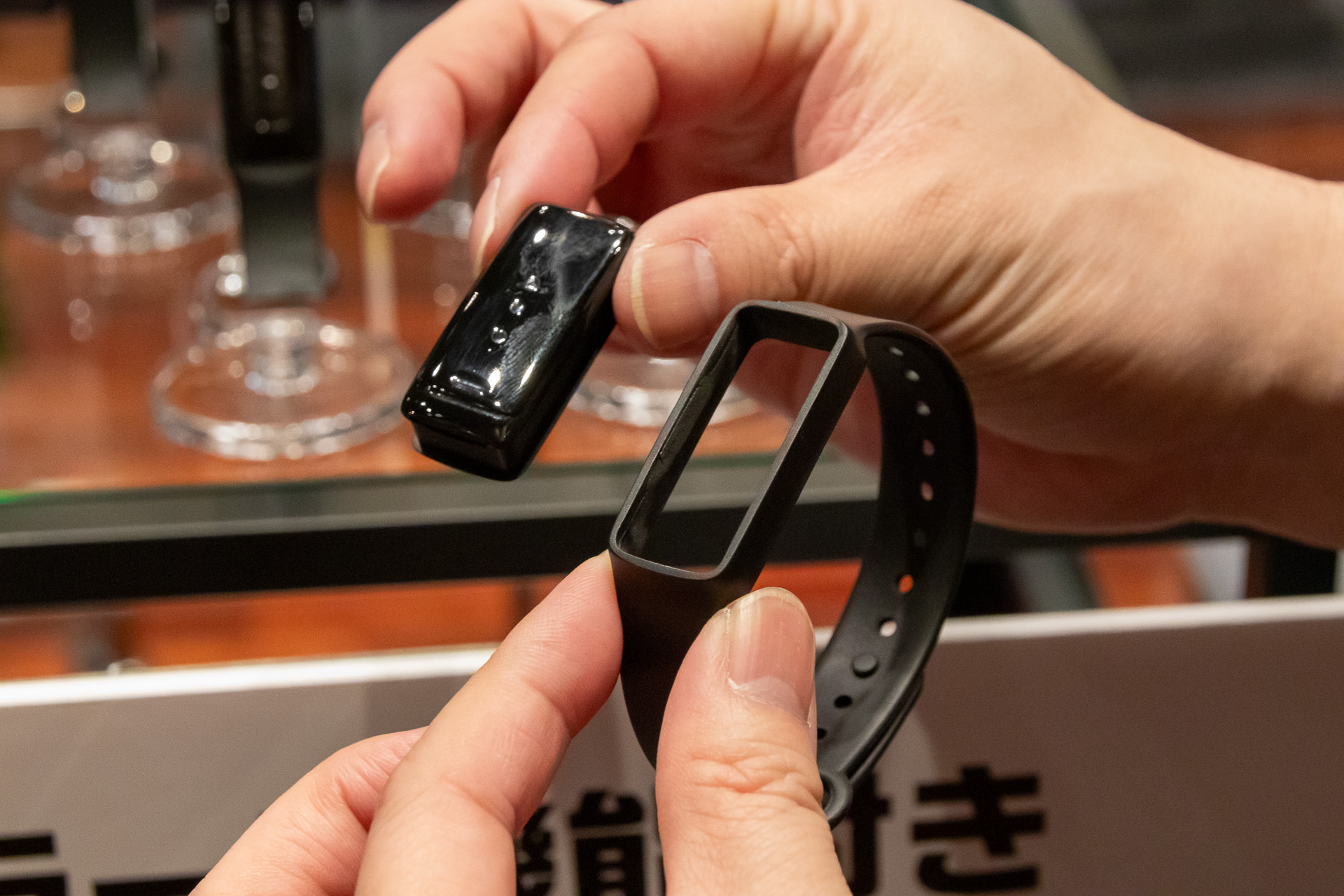 汗がこもって誤動作するという反省点から取り外せるように仕様を変更