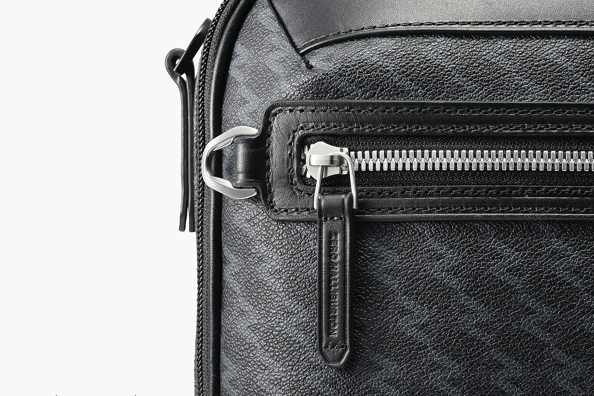 アルミ合金製ファスナーを採用