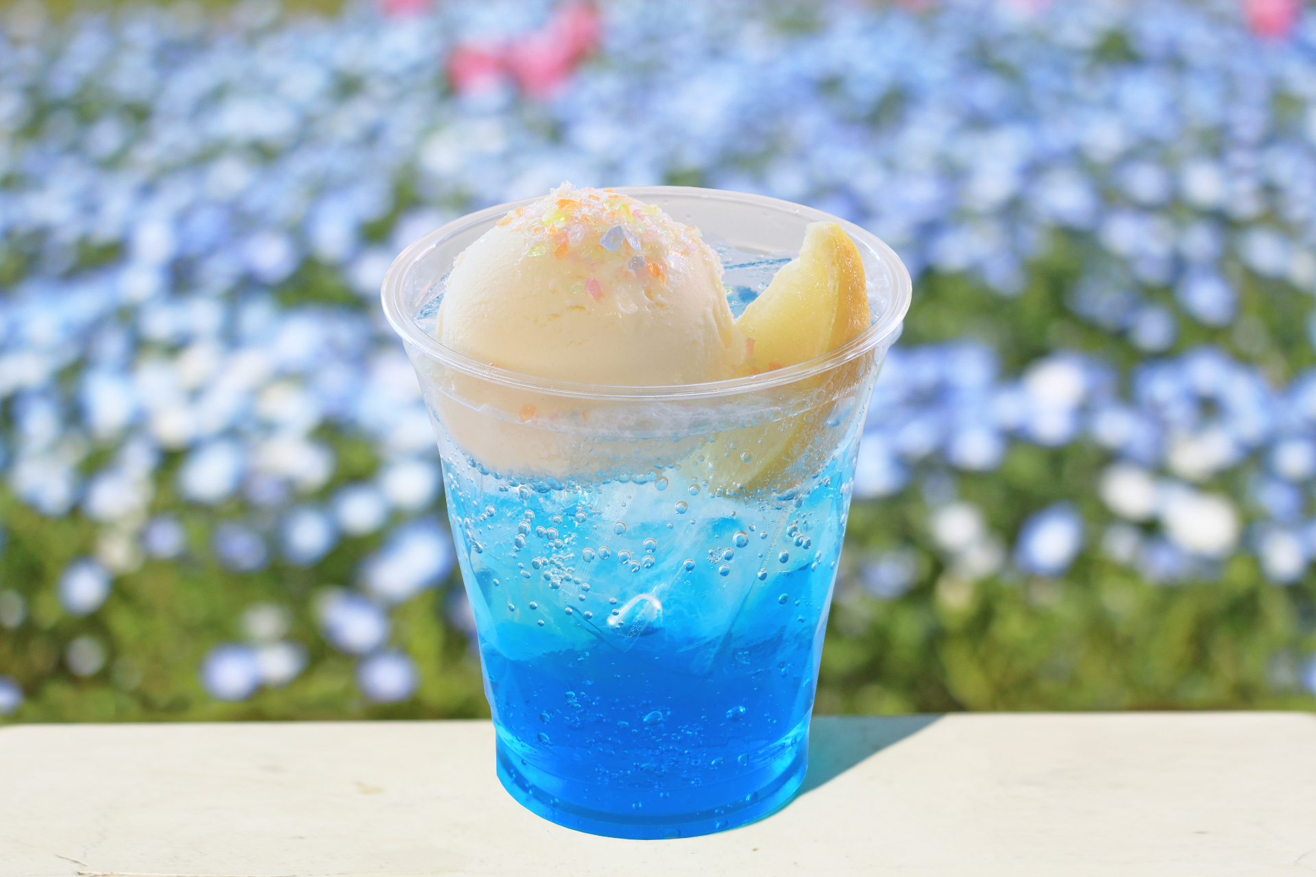 ネモフィラ観賞のおともに「青空レモネードソーダフロート」（600円）