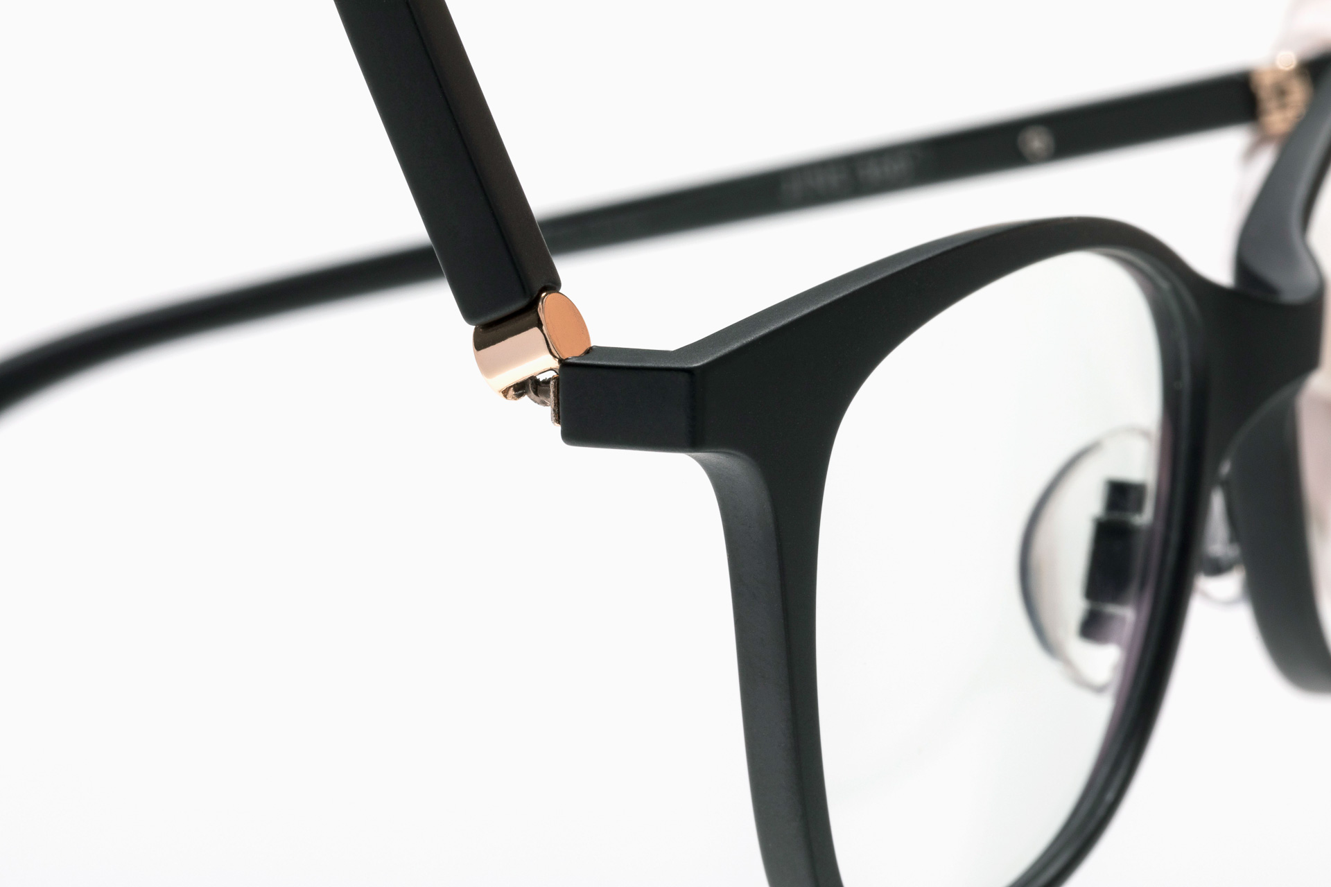 上下左右に動く独自開発のヒンジを採用したメガネ