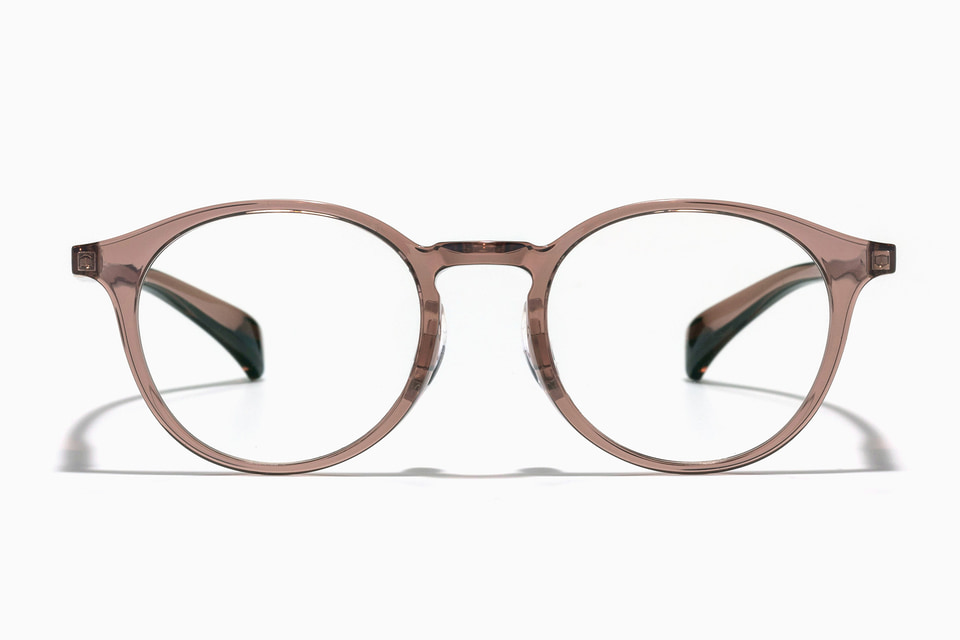 上下左右に動いてブランド史上“最も壊れにくい”ヒンジを採用したメガネ