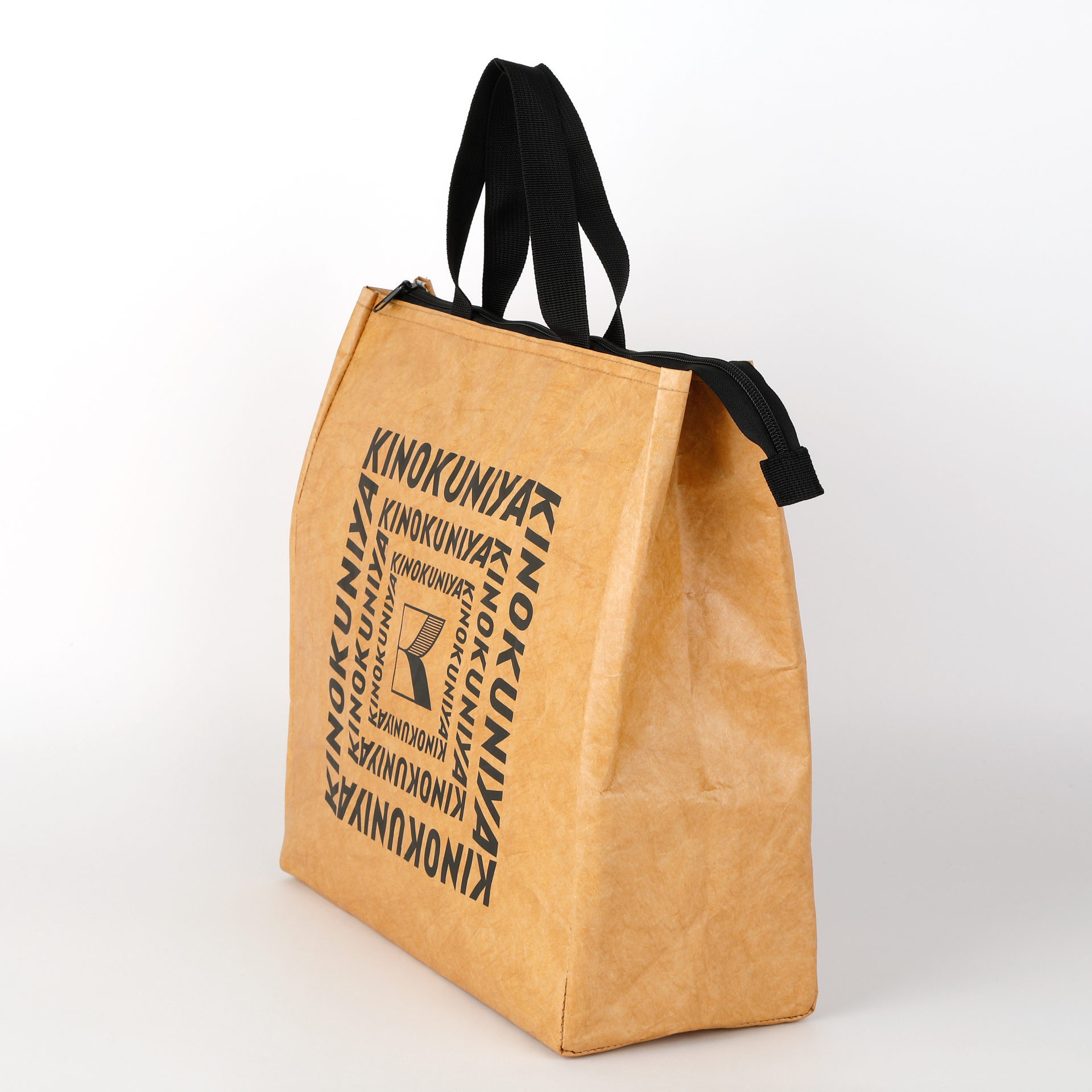 マチ付きでたっぷり収納できる