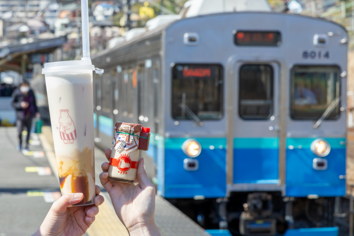 JR熱海駅のとなりにあるJR来宮駅。地元で来福・縁起の神として古くから信仰され、観光スポットとしても人気の「來宮神社」にちなんだ限定メニューを販売する